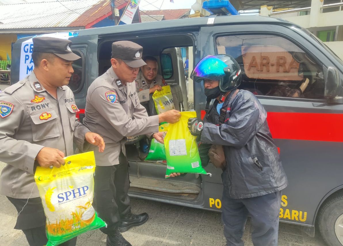 LUDES:Polres Kotabaru menjual beras murah kepada masyarakat di Desa Rampa.