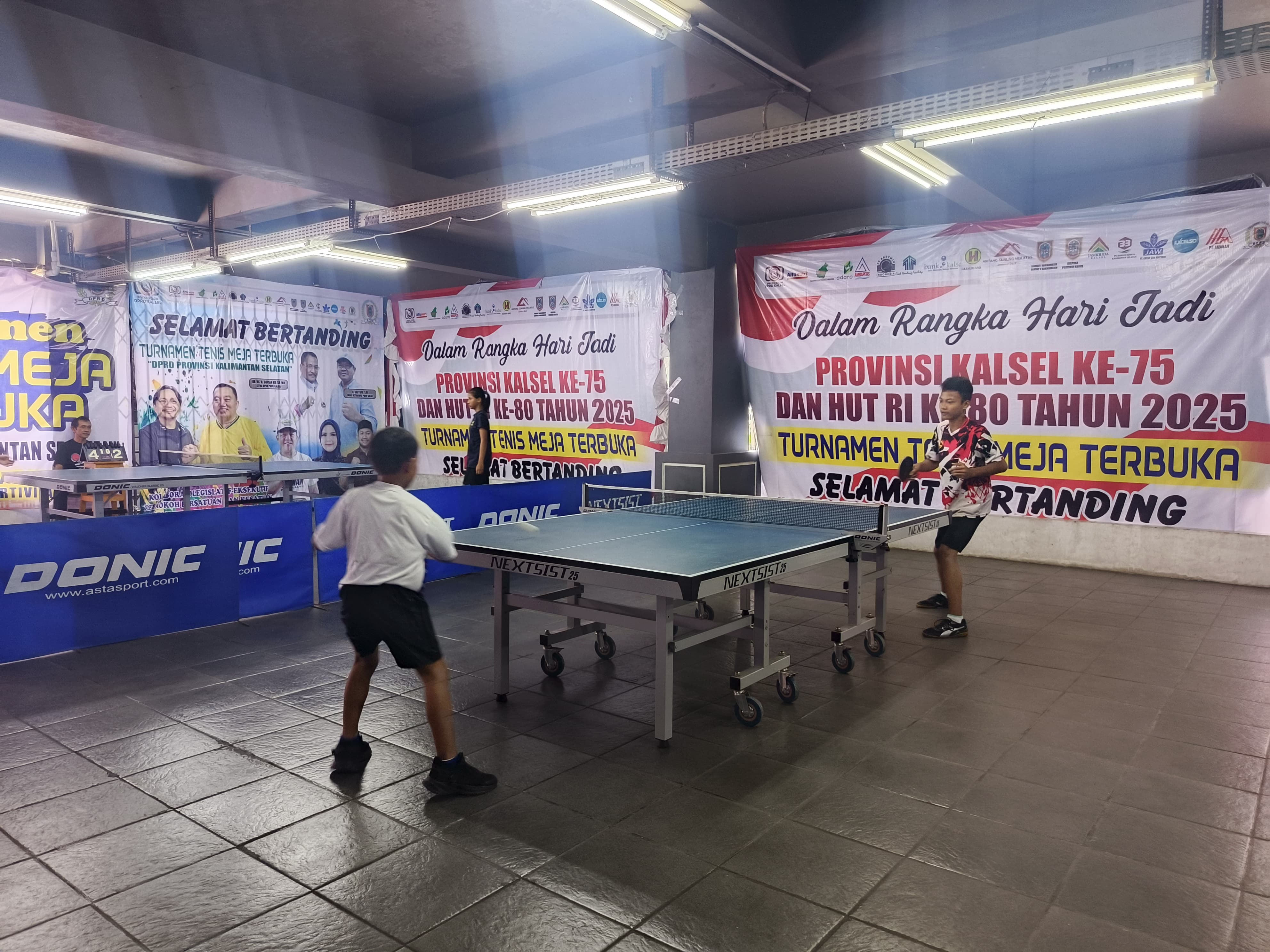 PING PONG:Suasana pertandingan tenis meja kategori pelajar Turnamen Tenis Meja Terbuka ke-5 di Basement Gedung B DPRD Provinsi Kalsel, Rabu (20/8/2025).