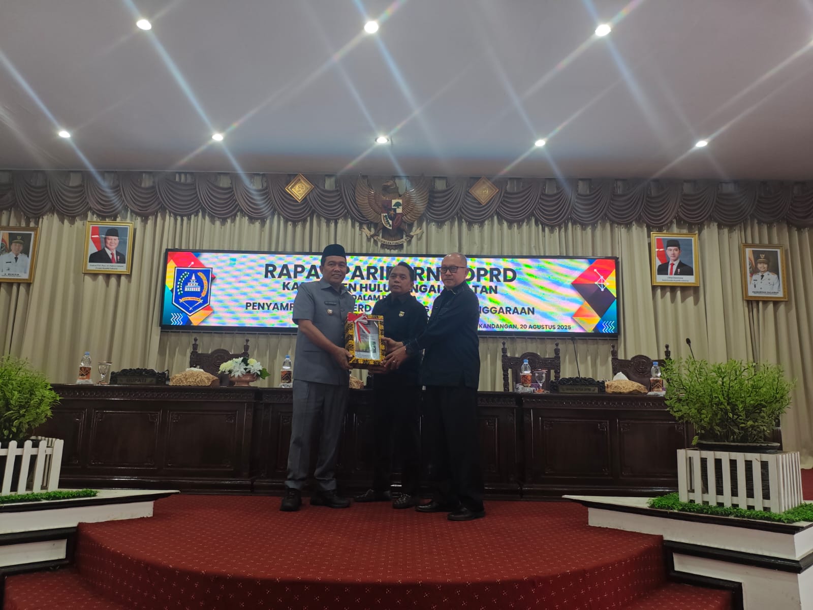 TERIMA:Wakil Ketua I dan Wakil Ketua II DPRD HSS, Husnan dan Muhammad Kusasi menerima draft pengajuan Raperda tentang penyelenggaraan penanaman modal dari Bupati HSS, Syafrudin Noor.