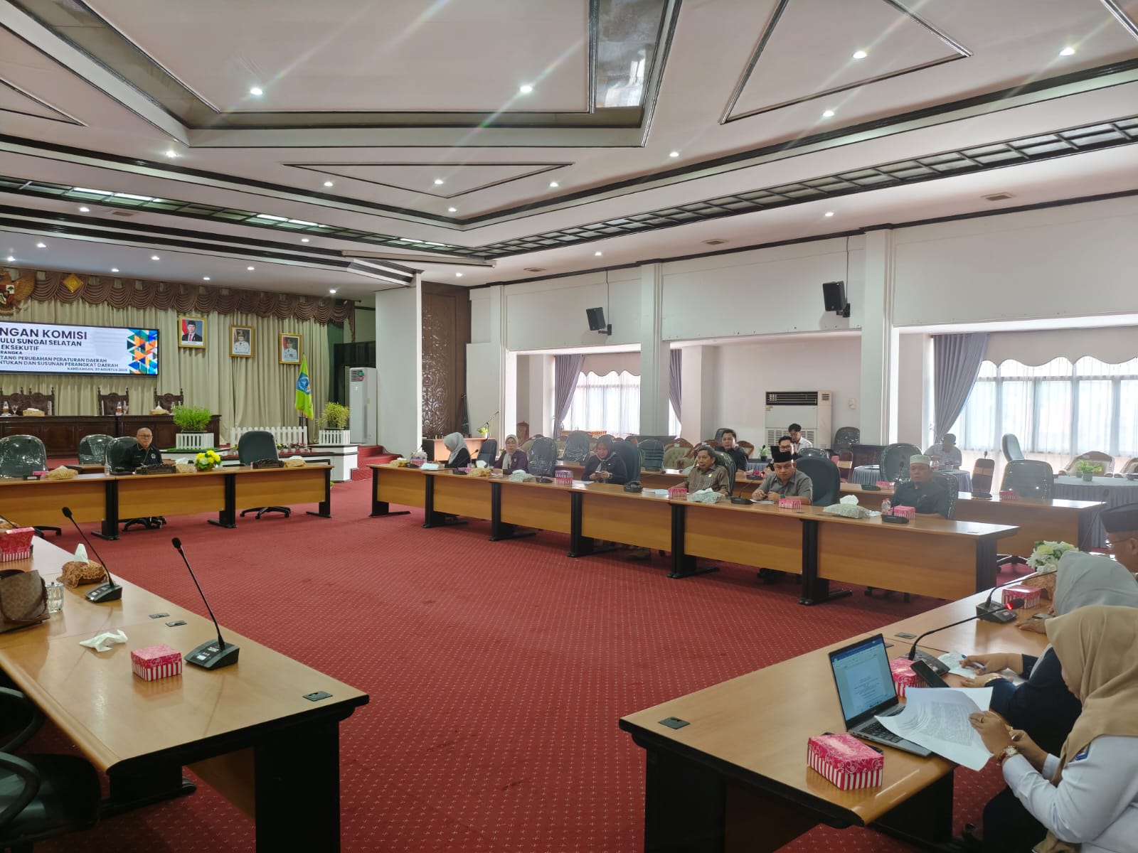 RAPAT:Wakil Ketua II DPRD HSS Muhammas Kusasi memimpin rapat gabungan komisi membahas perubahan Perda tentang Pembentukan dan Susunan Perangkat Daerah.
