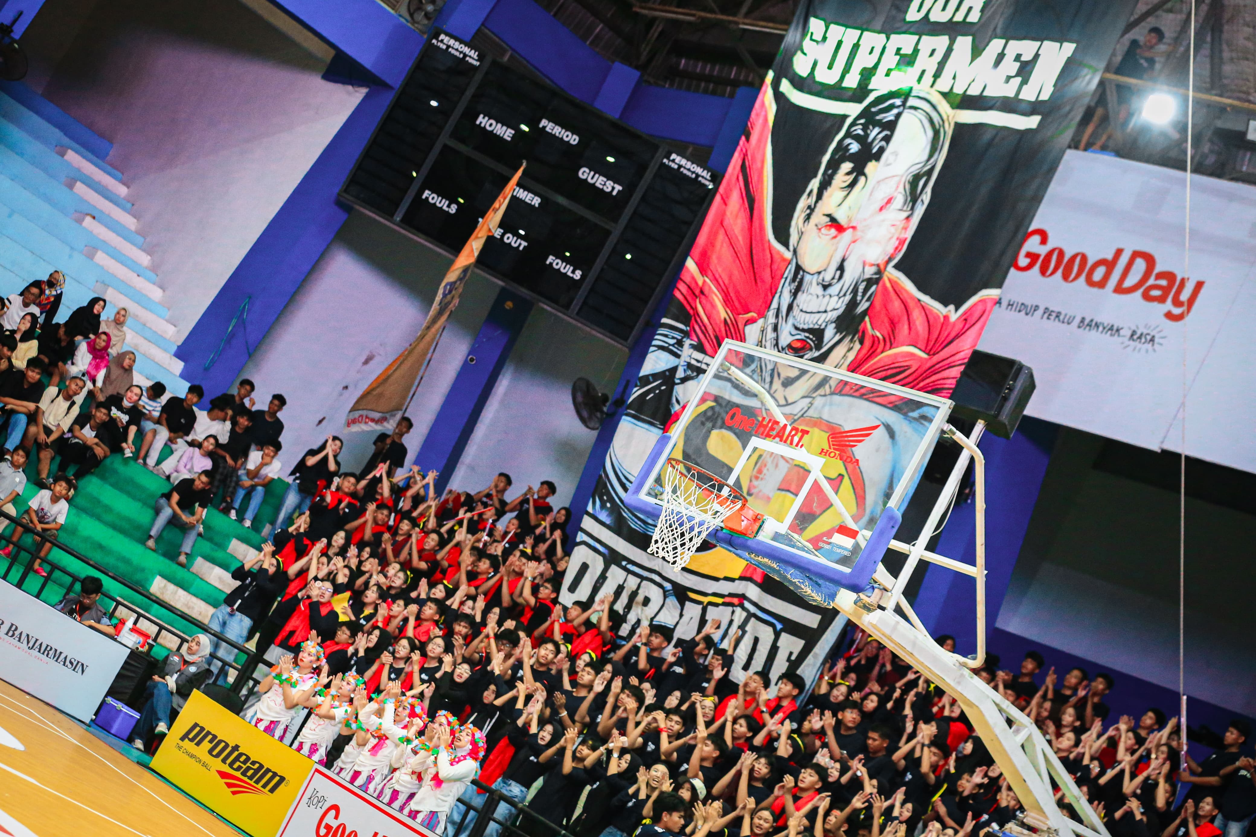 KOMPAK: Semangat suporter Smaven, Supermen, tak pernah kendor sejak awal.