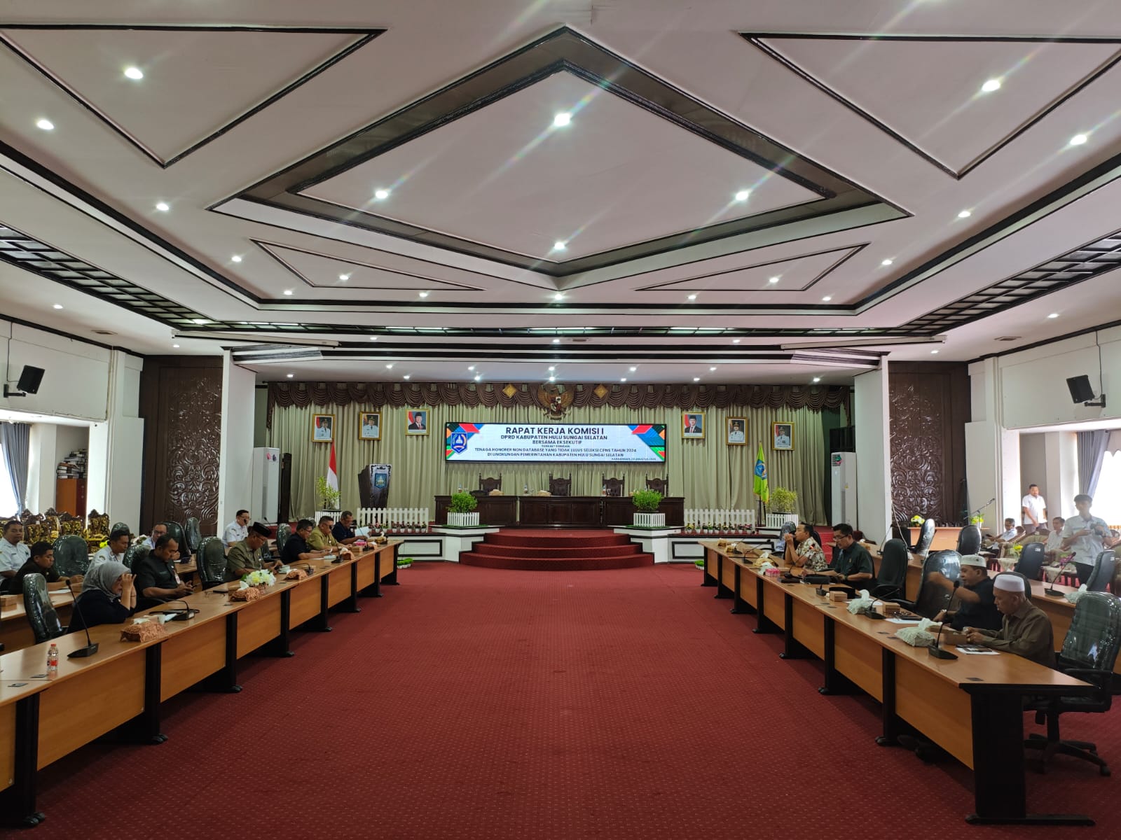 RAPAT: Wakil Ketua Komisi I DPRD HSS, Rahmad Iriadi memimpin rapat bersama eksekutif membahas tenaga honorer non database yang tidak lulus seleksi CPNS tahun 2024.