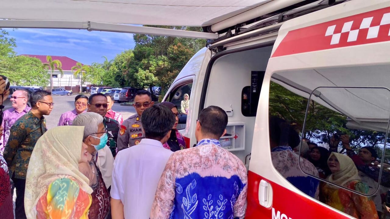 MOBIL DARAH: Wali Kota Banjarbaru, Lisa Halaby meresmikan Unit Mobil Transfusi Darah (UTD), belum lama tadi.