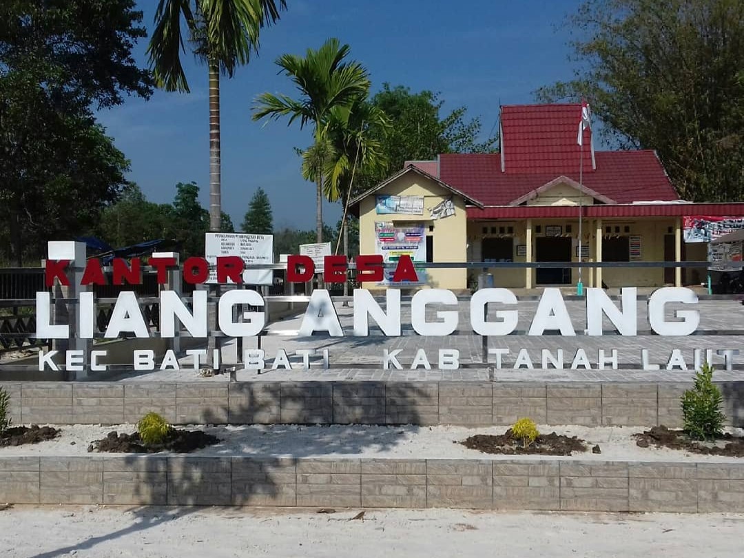 BERKEMBANG: Kantor Desa Liang Anggang, Kecamatan Bati-Bati yang berada di poros Jalan A Yani.