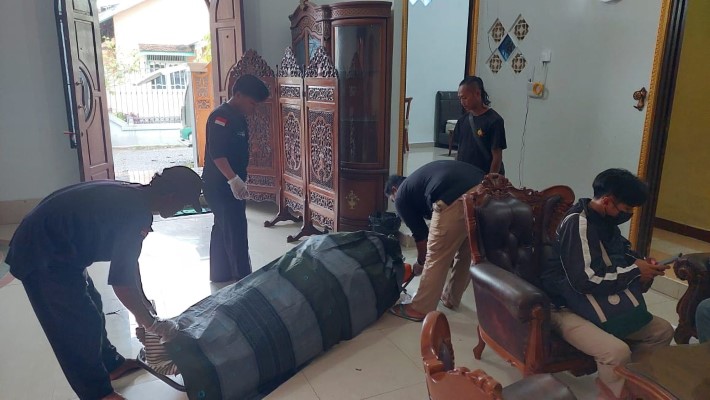 JENAZAH: Ahmad Rifani Hamsi (69) dibawa ke Masjid Al-Jihad Banjarmasin untuk dimandikan dan disalatkan.