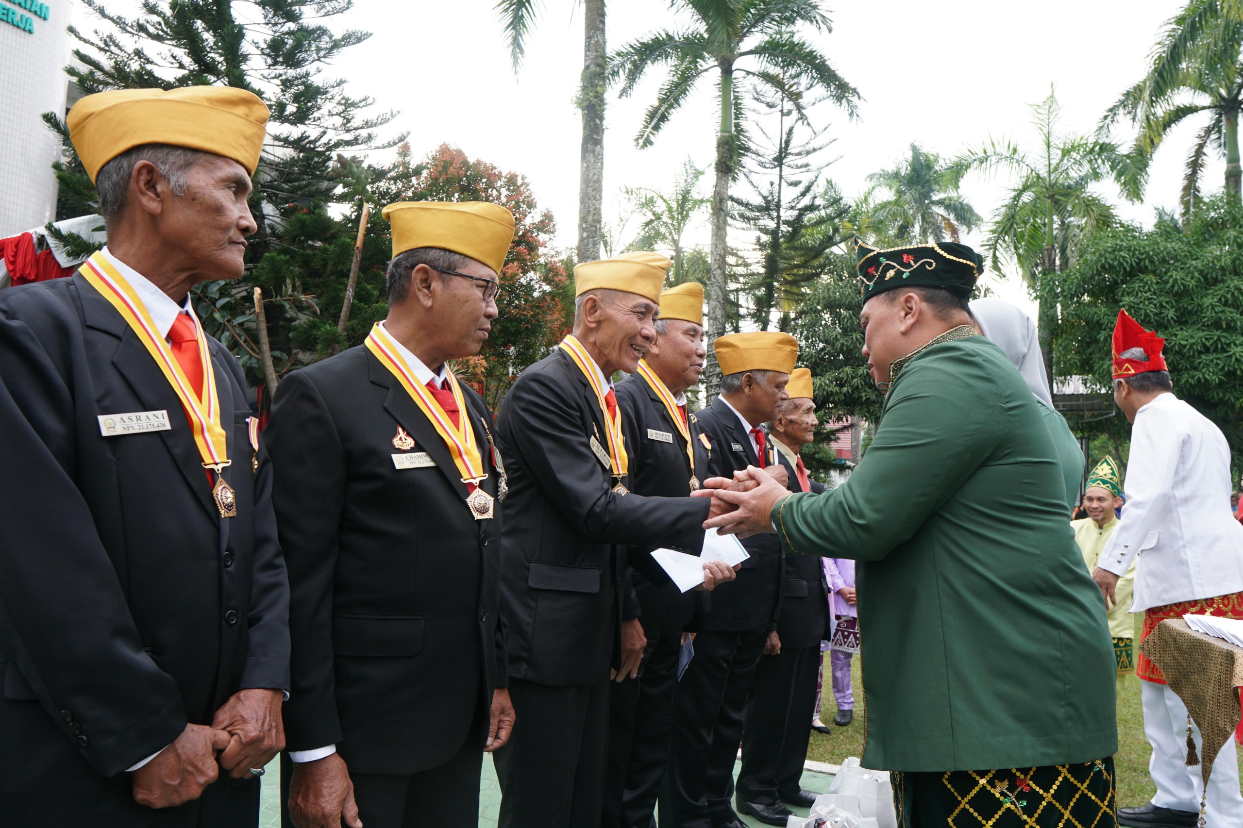 APRESIASI:Bekerja sama dengan Yayasan Baitul Maal (YBM), kegiatan ini dilaksanakan usai upacara bendera sebagai penghormatan dan terima kasih atas jasa-jasa para pejuang.