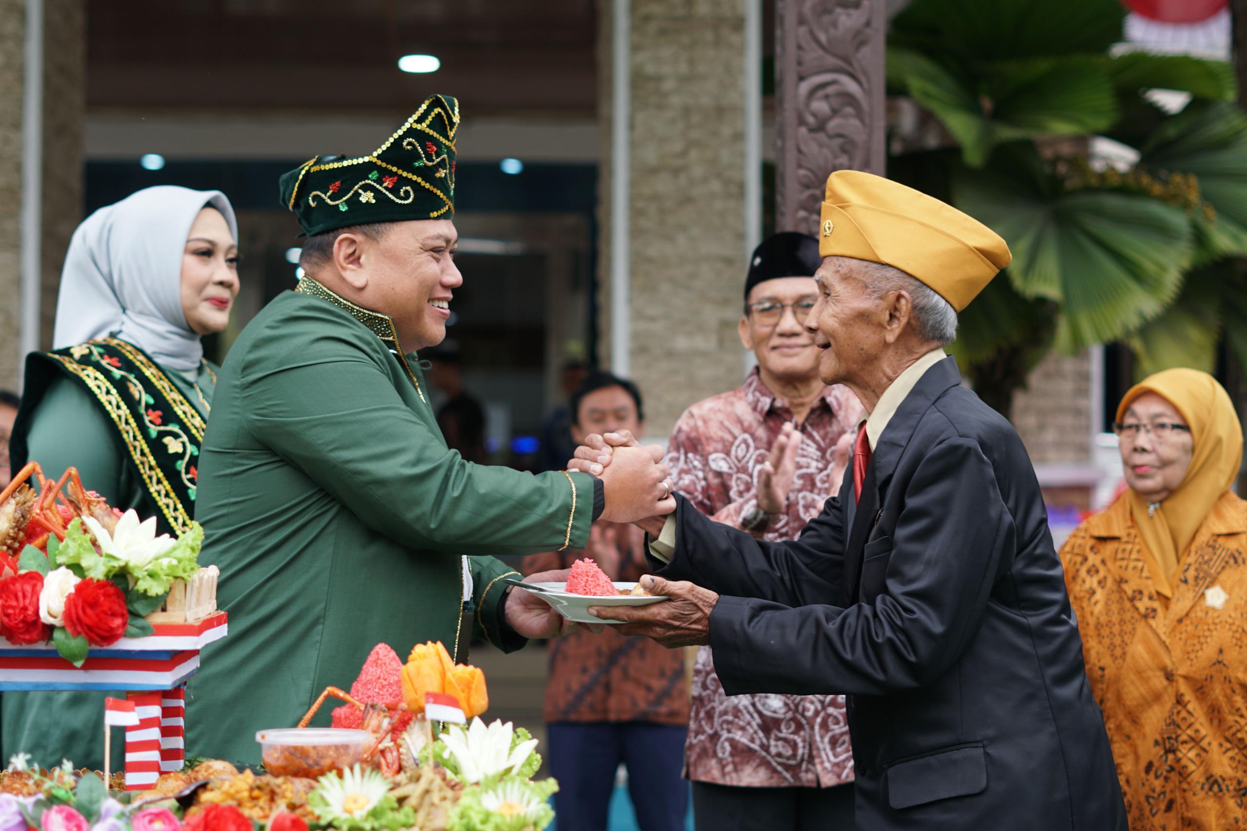 PERHATIAN:Salah satu perwakilan veteran, Asrani menyampaikan rasa syukur atas perhatian PLN. Ia terharu karena perjuangan para veteran terus dikenang.