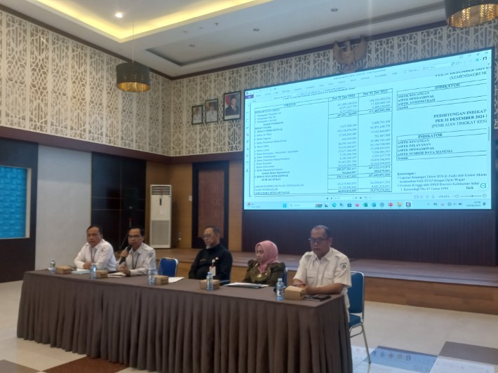 KONFERENSI PERS: Direksi dan Dewan Pengawas PAM Bandarmasih mengumumkan capaian laba dan laporan keuangan tahun 2024, Rabu (20/8).