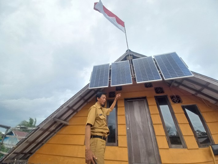 MERAH PUTIH BERKIBAR: Roy Wishnu Purnama menunjukkan panel listrik tenaga surya di rumahnya di Alalak Utara, Selasa (19/8).