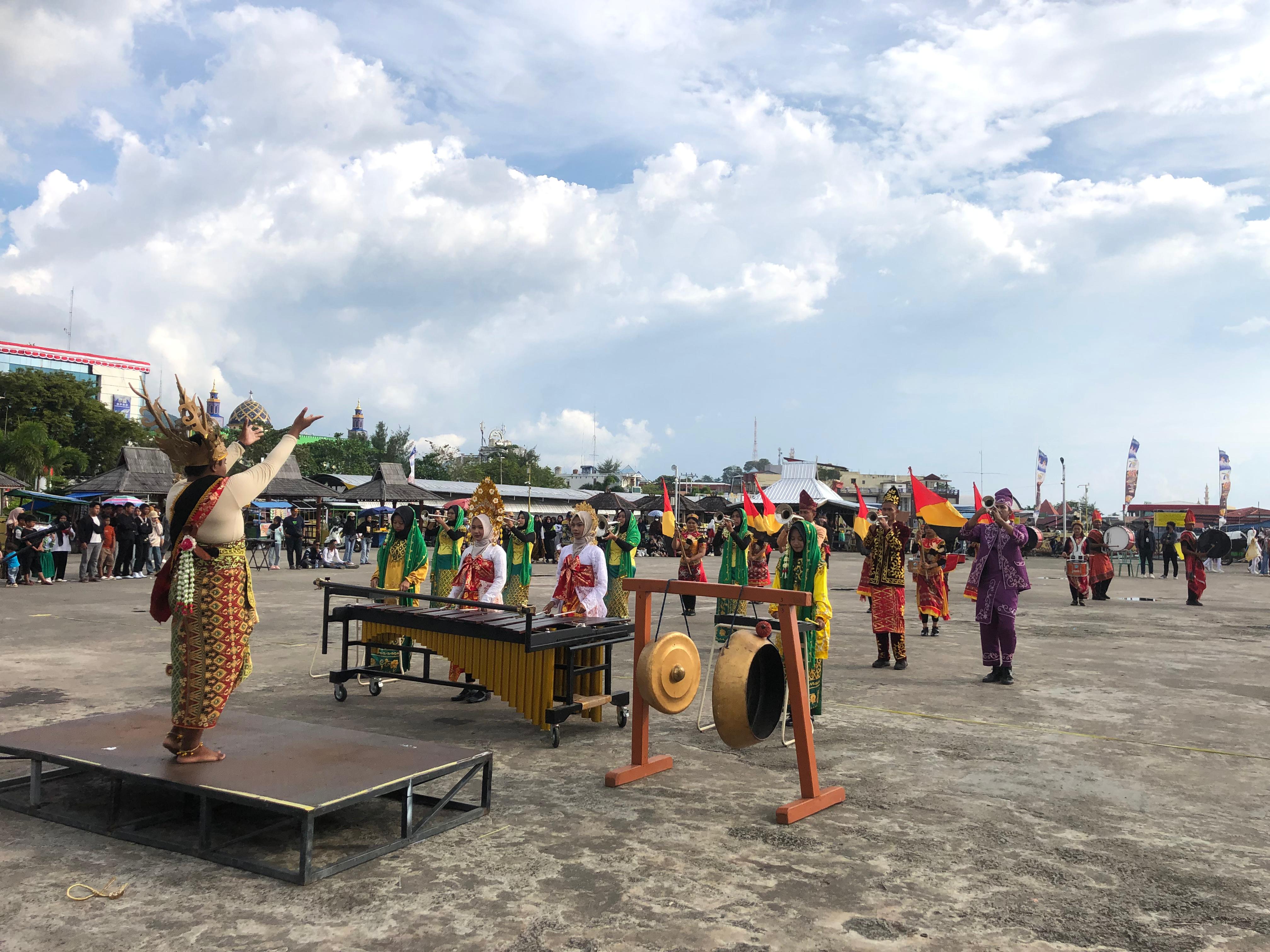Foto: PENAMPILAN: Saat penampilan Marching Band Bahana Swara Charaka dari SMAN Kelumpang Hilir. Foto: Jumain/ Radar Banjarmasin.