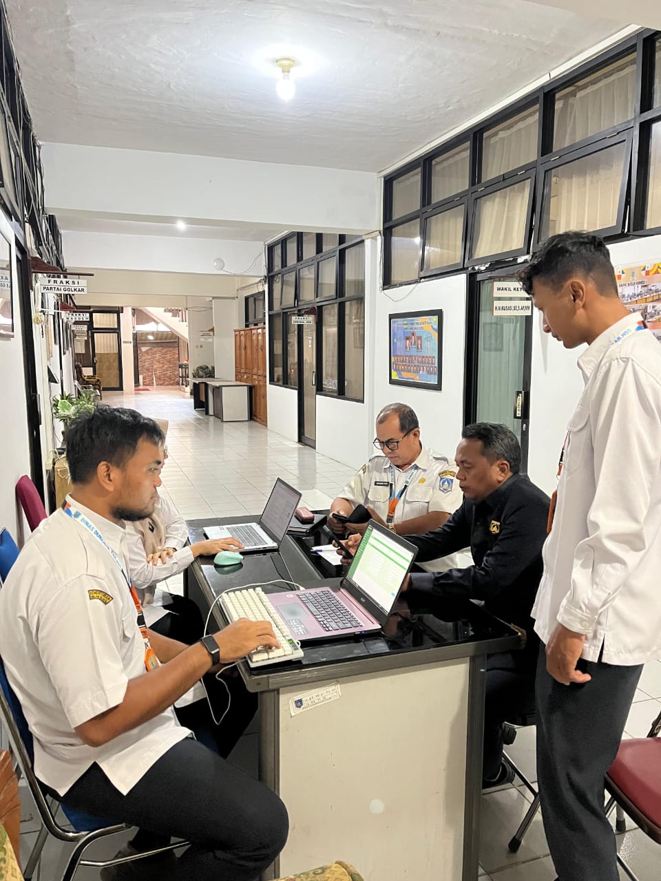 JEMPUT BOLA : Disdukcapil HSS melakukan jemput bola aktivasi di DPRD Kabupaten HSS beberapa waktu lalu. Foto Disdukcapil HSS untuk Radar Banjarmasin