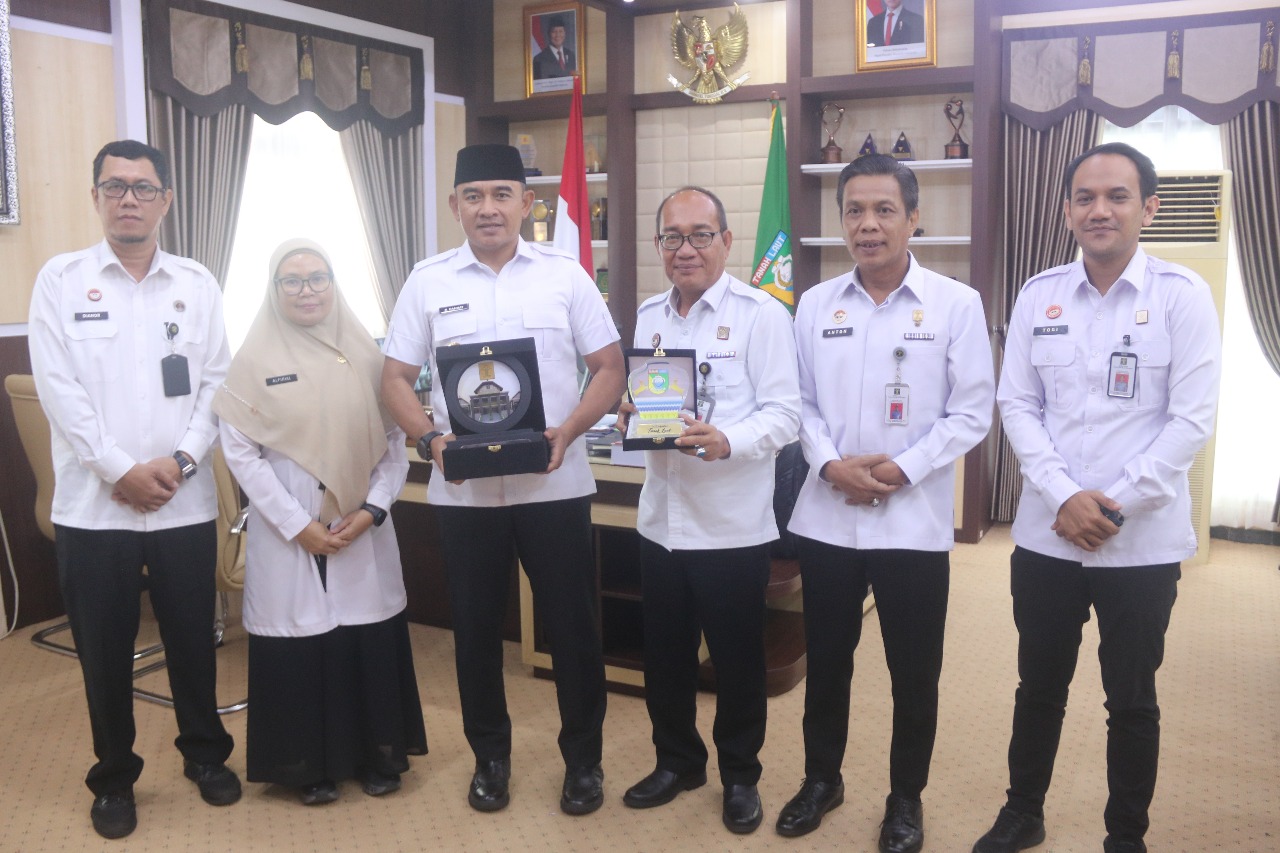KUNJUNGAN:Kepala Kanwil Kemenkum Kalsel, Alex Cosmas Pinem (tiga dari kanan) dan jajaran berfoto bersama dengan Bupati Kabupaten Tanah Laut, Rahmat Trianto, Rabu (20/8/2025).