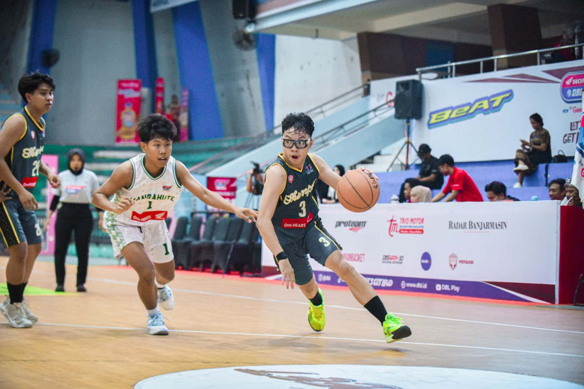SPORTY: Kevin Cahyadi Bigot (kanan) berprestasi di badminton dan jago di lapangan basket.