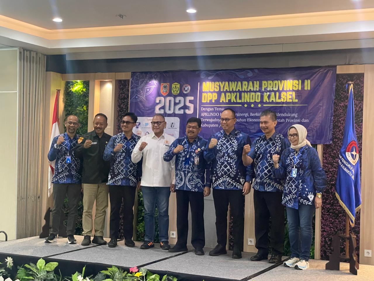 MUSPROV:Perwakilan Gubernur Kalsel foto bersama pengurus APKLINDO Pusat dan Kalsel di Fave Hotel Banjarmasin, Kamis (21/8/2025).