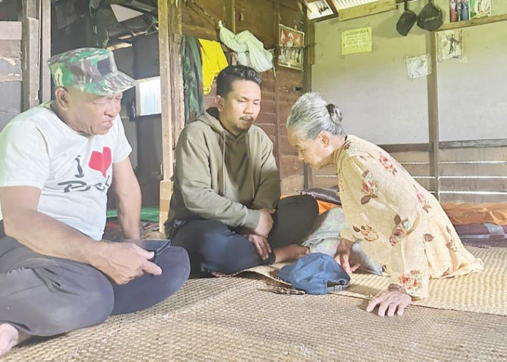 BERTAMU: Anggota Komisi IV DPRD Banjar, Wahyu Akbar, mengunjungi kediaman Nenek Arbaiyah (84) di Desa Thaibah Raya, Kecamatan Tatah Makmur, Kabupaten Banjar.
