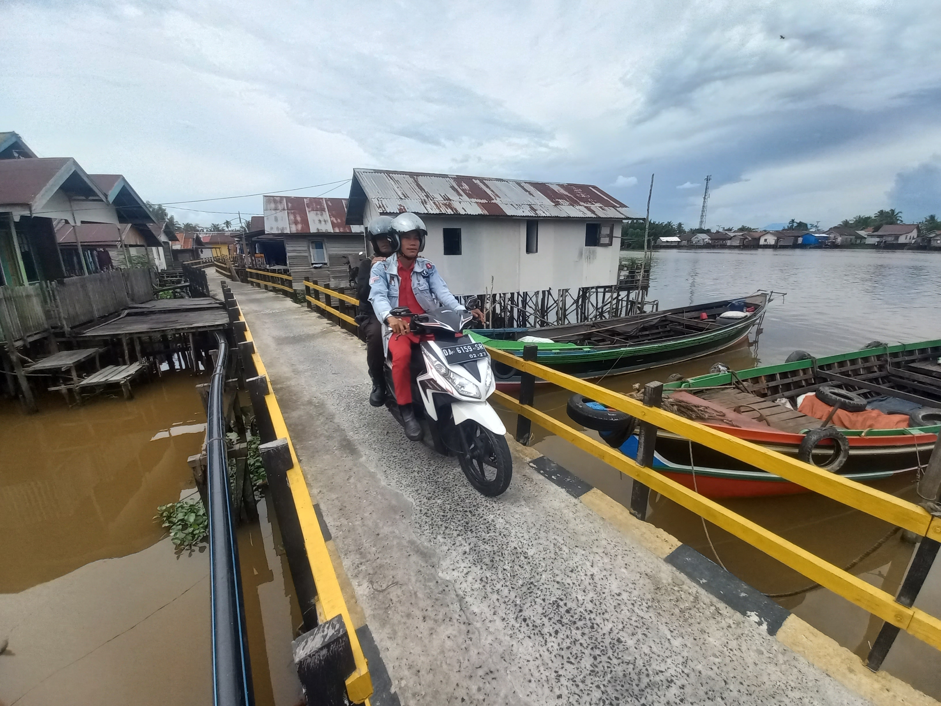 JALAN KAMPUNG: Masyarakat Pulau Bromo mengharapkan bantuan alat pemadam kebakaran yang layak.