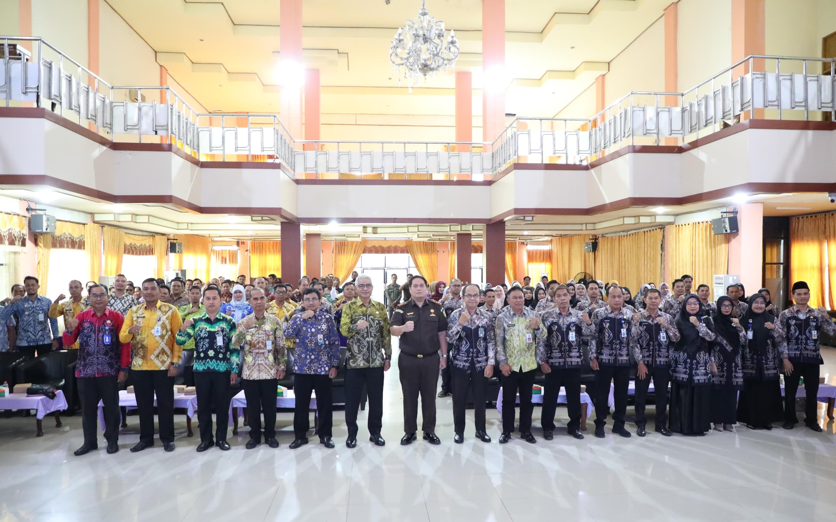 EDUKASI:Wabup HSU Hero Setiawan dan forkopimda foto bersama dalam Program Pengendalian Gratifikasi serta FGD Peningkatan Pengawasan Pengelolaan Keuangan Desa.