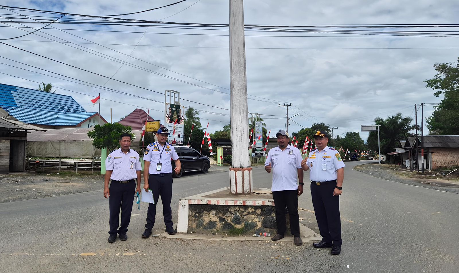 TINJAU LOKASI: Anggota Dishub Tanah Bumbu meninjau Bundaran Bulurejo pascainsiden cekcok antara pengendara roda dua dan empat yang viral di media sosial. (Foto: Dishub Tanah Bumbu)
