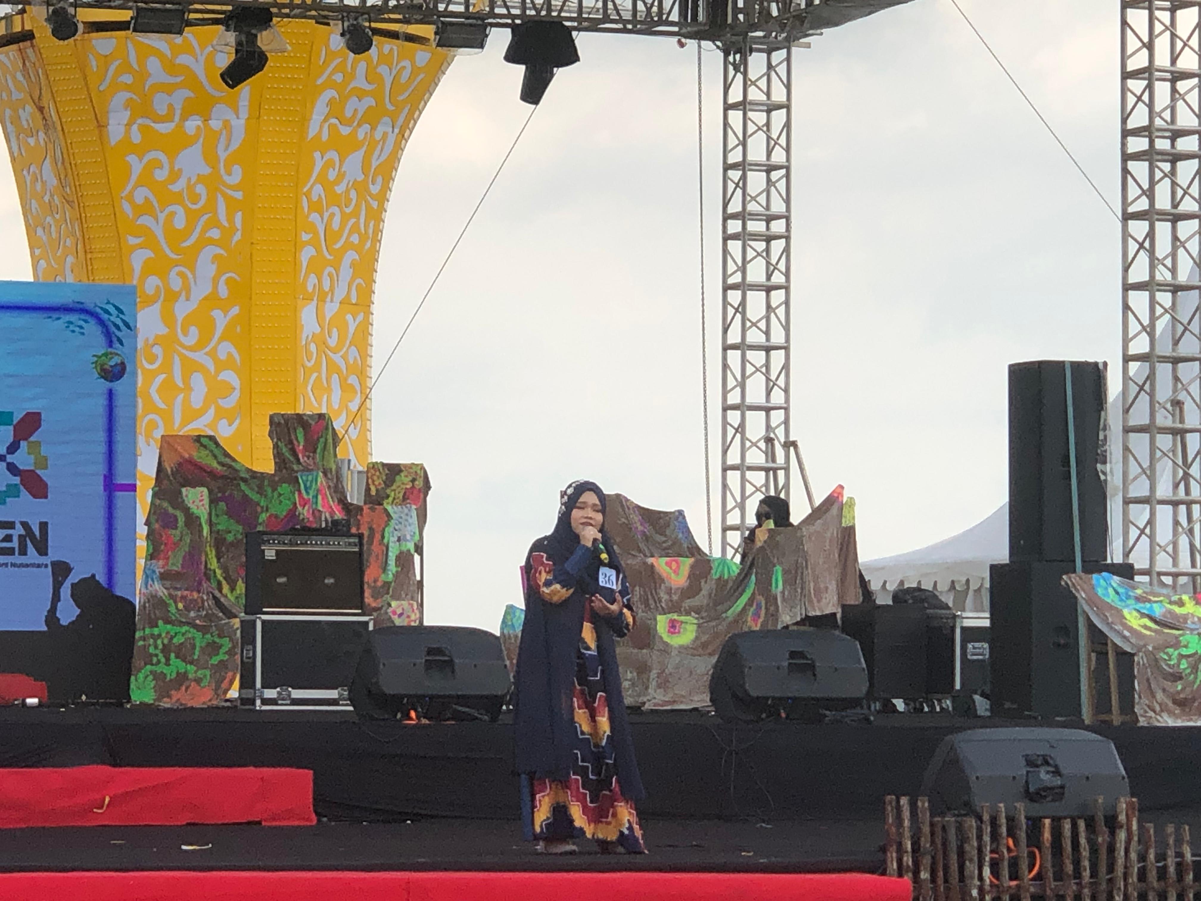 LOMBA: Niha salah satu peserta dari MAN Kotabaru saat ikut lomba menyanyi lagu Banjar. Foto: Jumain/ Radar Banjarmasin.