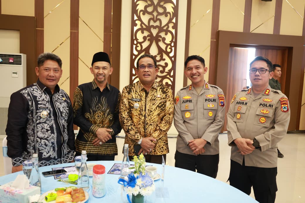 MOMEN:Bupati HSU, H Sahrujani (tengah) foto bersama usai menyambut kedatangan Kapolri Jenderal Pol Listyo Sigit Prabowo di Polda Kalsel, Kota Banjarbaru.