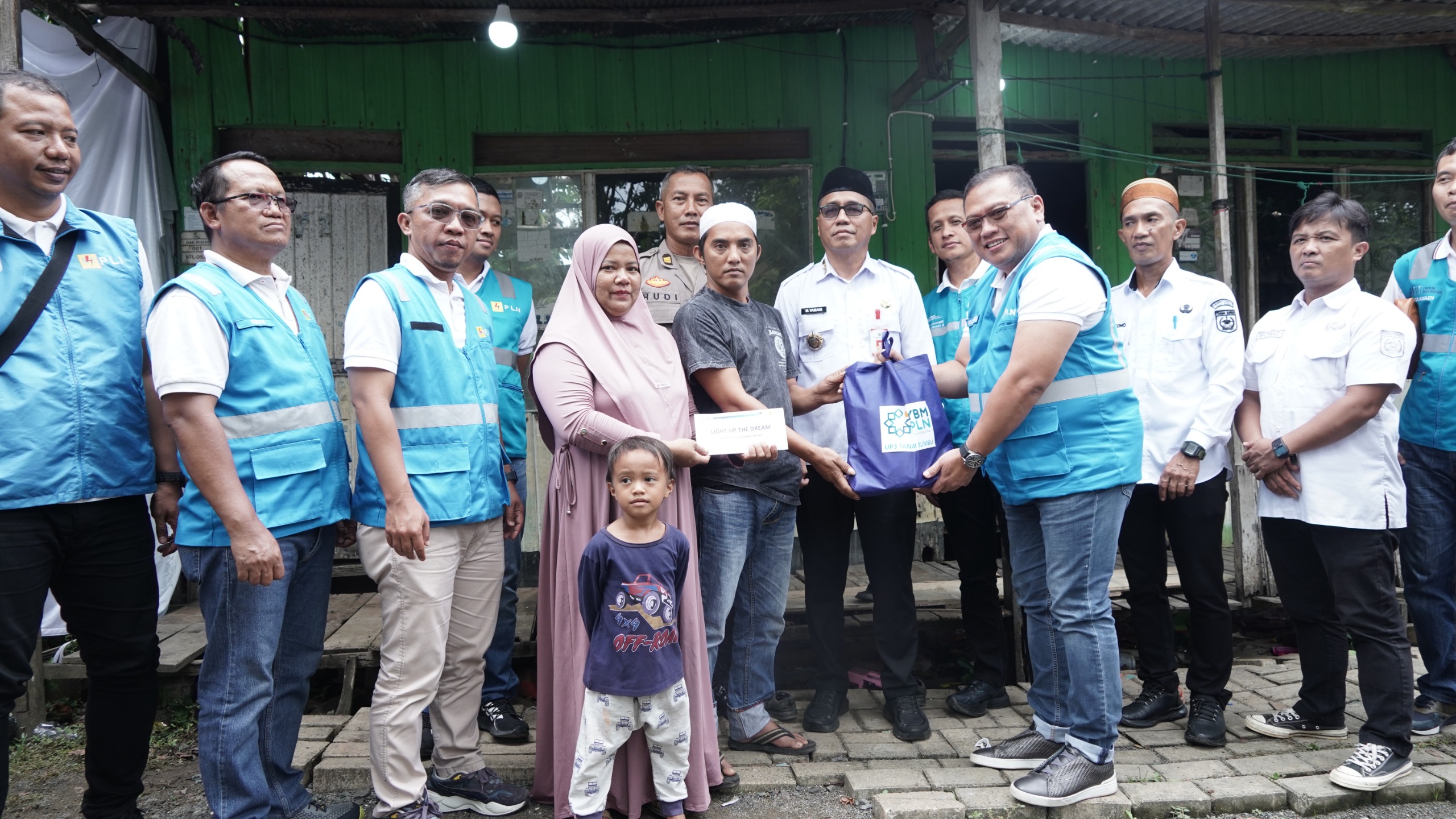 DONASI:PLN UID Kalselteng juga memberikan bantuan sembako kepada keluarga Hariah selepas proses penyalaan listrik rumahnya dalam program LUTD.