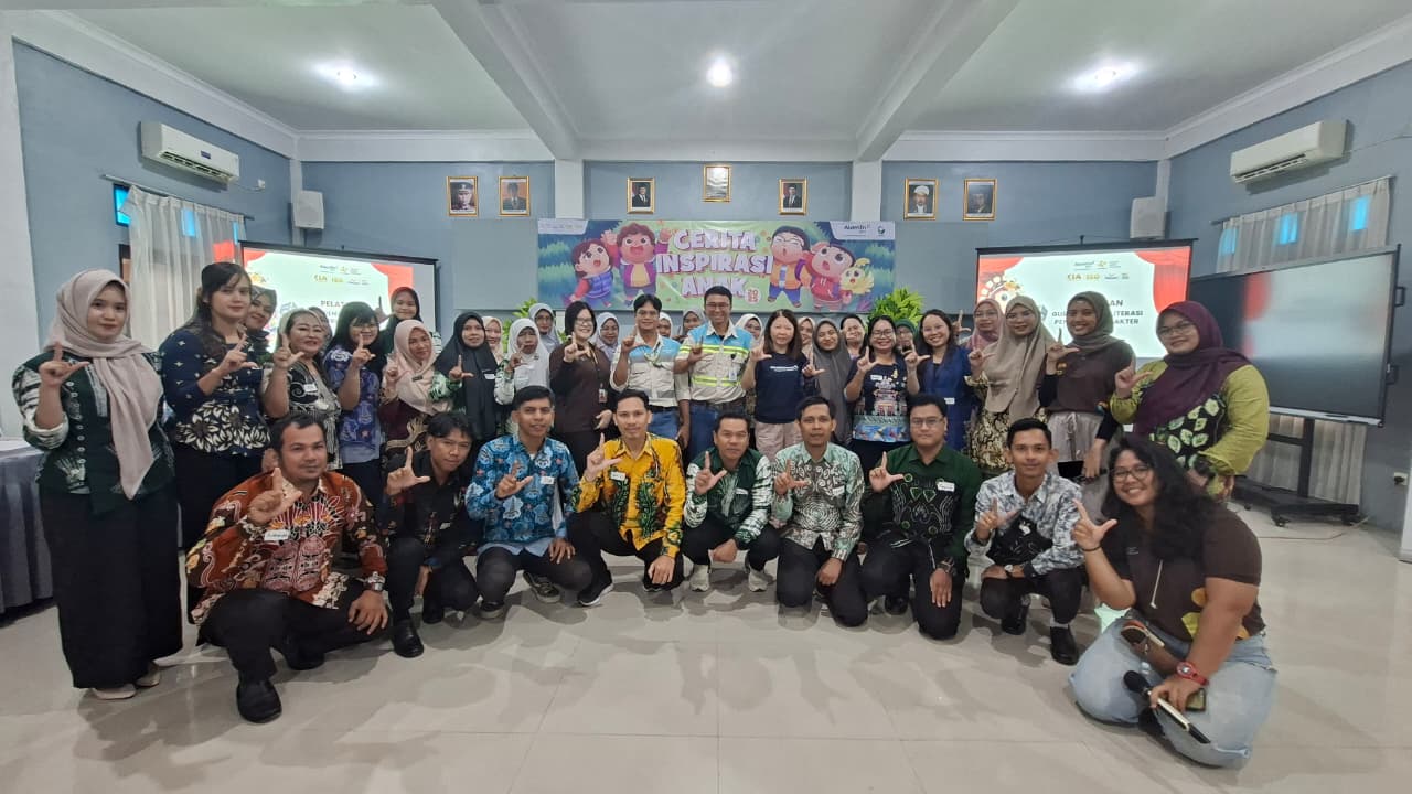 CERIA:Para guru PAUD dan SD berpose bersama di tengah Lokakarya Nyalakan Literasi bertemakan "Cerita Inspirasi Anak 2025".