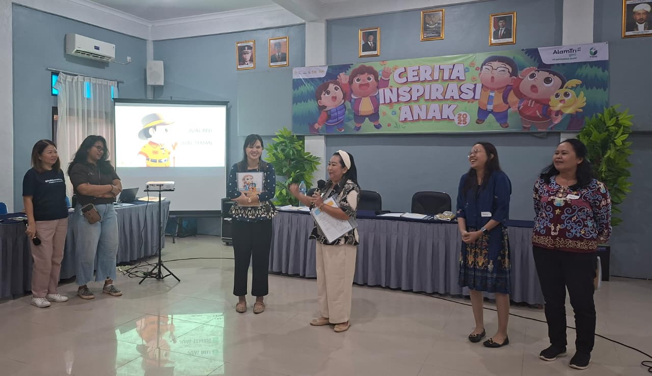 PRAKTEK MENGAJAR:Salah seorang guru Lokakarya Nyalakan Literasi memperagakan hasil pembelajaran bagaimana membentuk karakter anak.