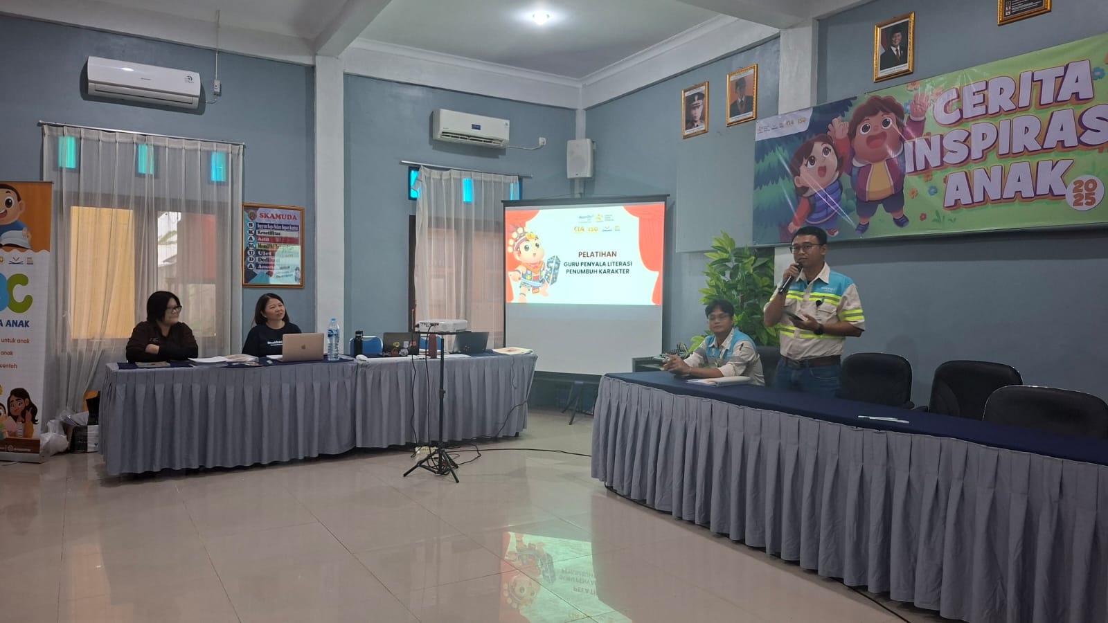 MEMBENTUK KARAKTER:Section Head HRGA PT SIS jobsite SERA, Ahmad Bramantyo menyampaikan tujuan Lokakarya Nyalakan Literasi untuk meningkatkan literasi anak melalui guru PAUD dan SD.