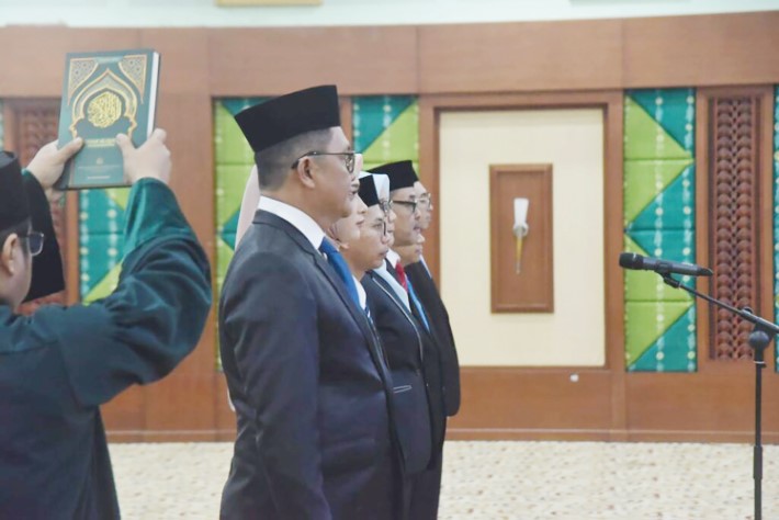 PENGUKUHAN: Tujuh Komisioner KPID Kalsel periode 2025&ndash;2028 dikukuhkan oleh Gubernur Kalsel, Muhidin melalui Sekdaprov Kalsel, Muhammad Syaripuddin.