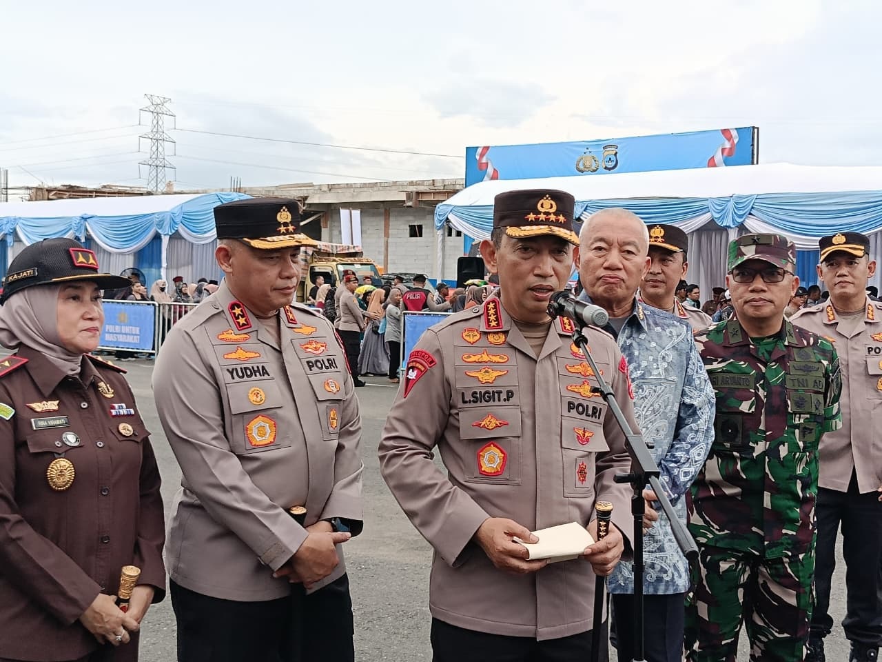 WAWANCARA: Kapolri Listyo Sigit saat memberikan pernyataan usai ground breaking 10 SPPG kepemilikan Polda Kalsel didampingi Kapolda Kalsel serta Gubernur Kalsel dan jajaran Kapolres di Kalsel
