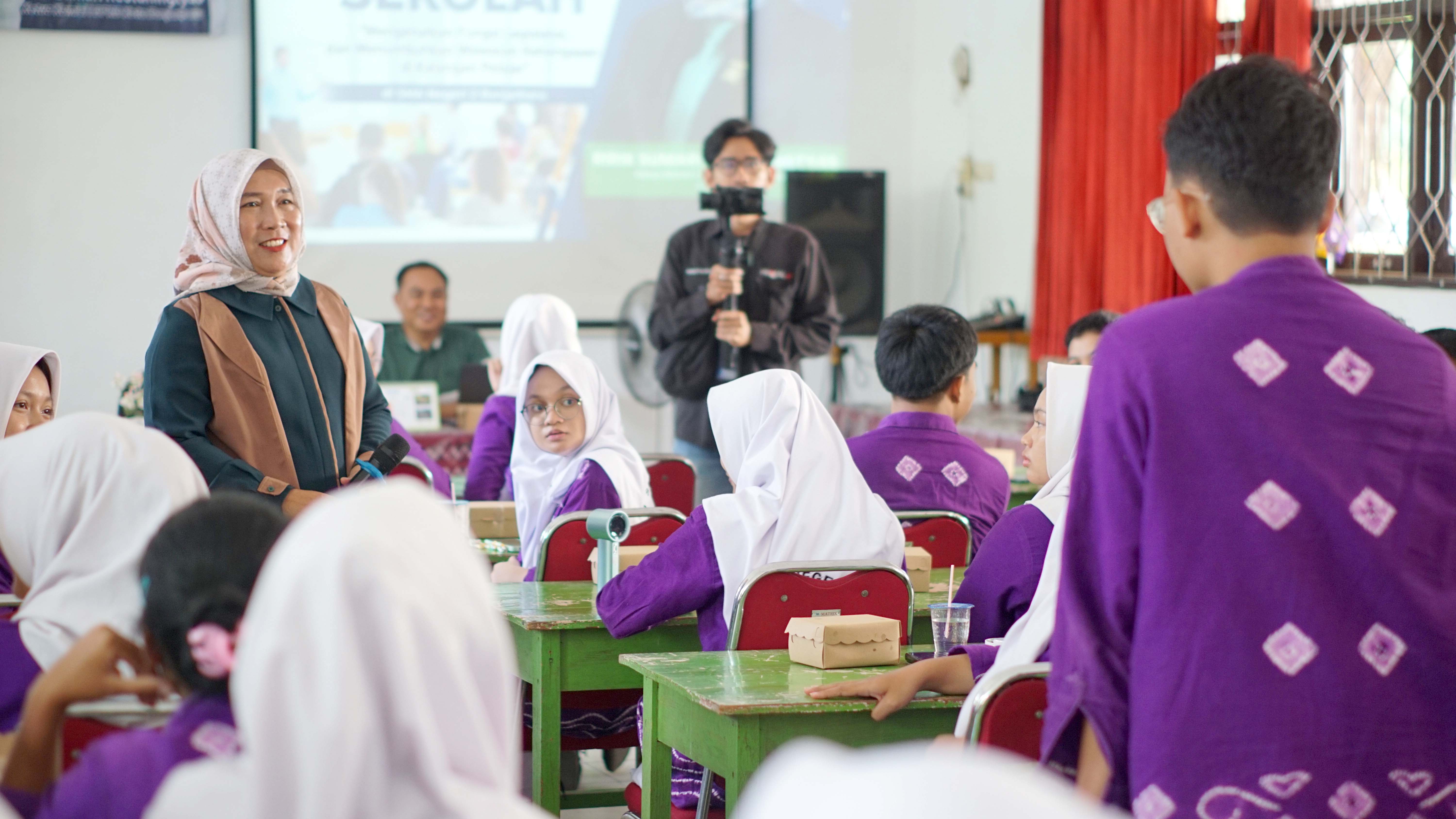 MENDENGARKAN: Ketua Komisi I DPRD Kota Banjarbaru, Ririk Sumari Restuningtyas saat mendengarkan pertanyaan dari siswa SMAN 2 Banjarbaru.