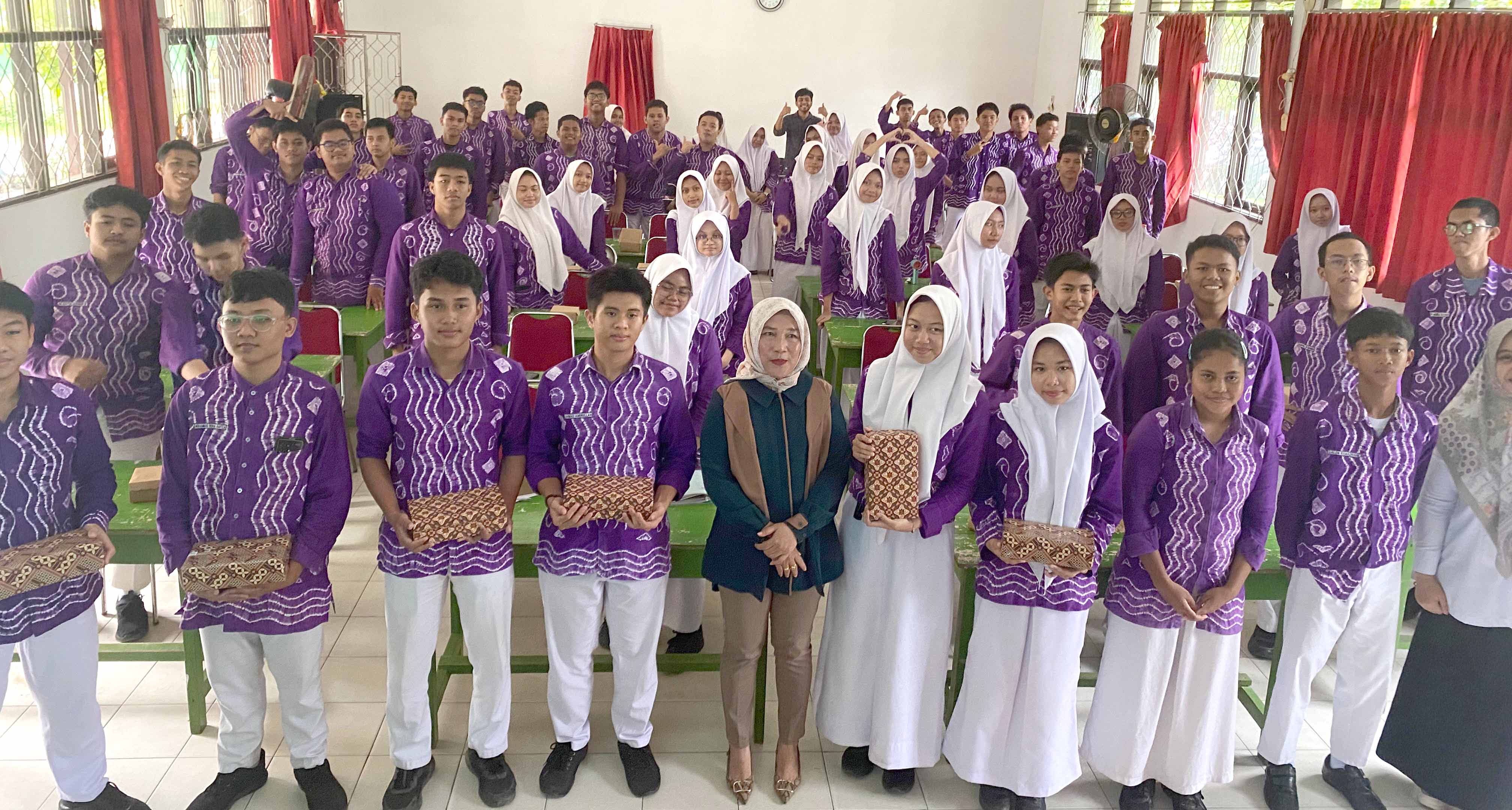 MOMEN: Foto bersama antara Ketua Komisi I DPRD Banjarbaru dengan siswa SMAN 2 usai pelaksanaan program Dewan Masuk Sekolah.
