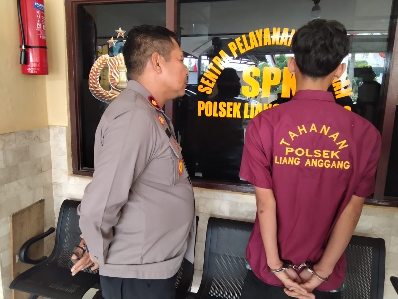 DITANGKAP: Kapolsek Liang Anggang, Kompol Imam Suryana saat berbicara dengan pelaku pembunuhan Trikora, GM (20), Jumat (22/8/2025) pagi.