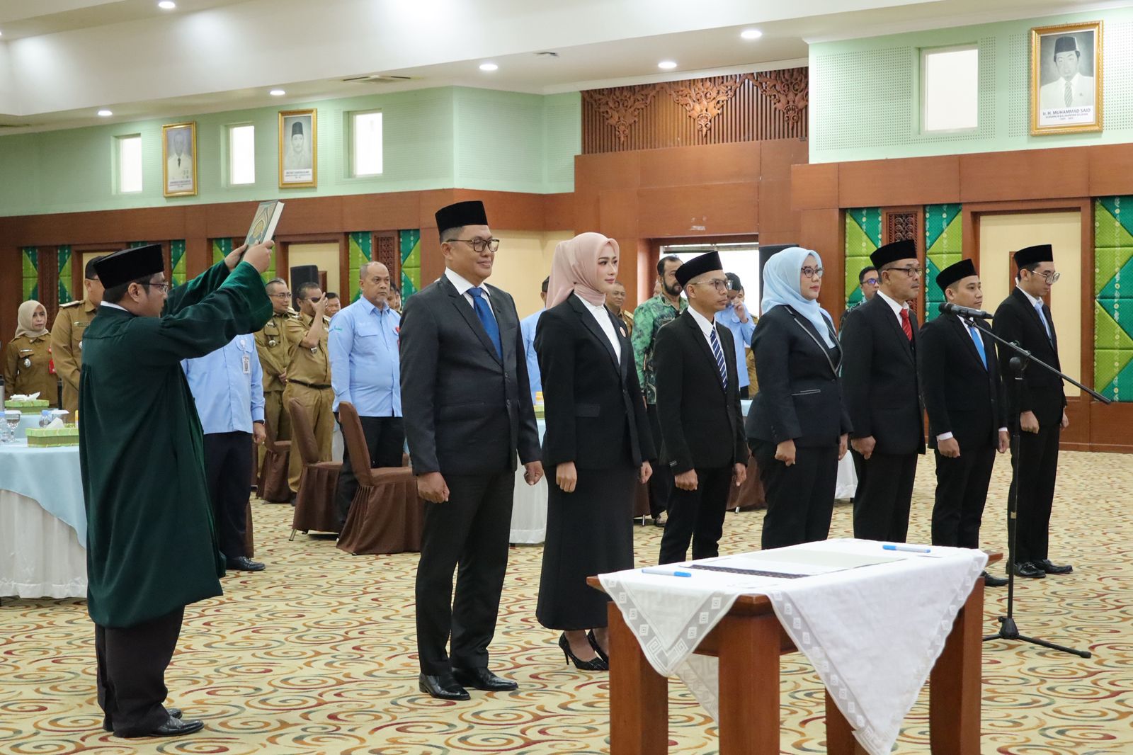 DISUMPAH: Tujuh Komisioner KPID Kalsel saat dikukuhkan Senin (18/8) lalu.