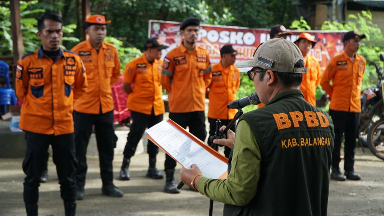 INSTRUKSI: Kepala Pelaksana BPBD Balangan H Rahmi saat memberikan arahan di Posko Induk Siaga Darurat