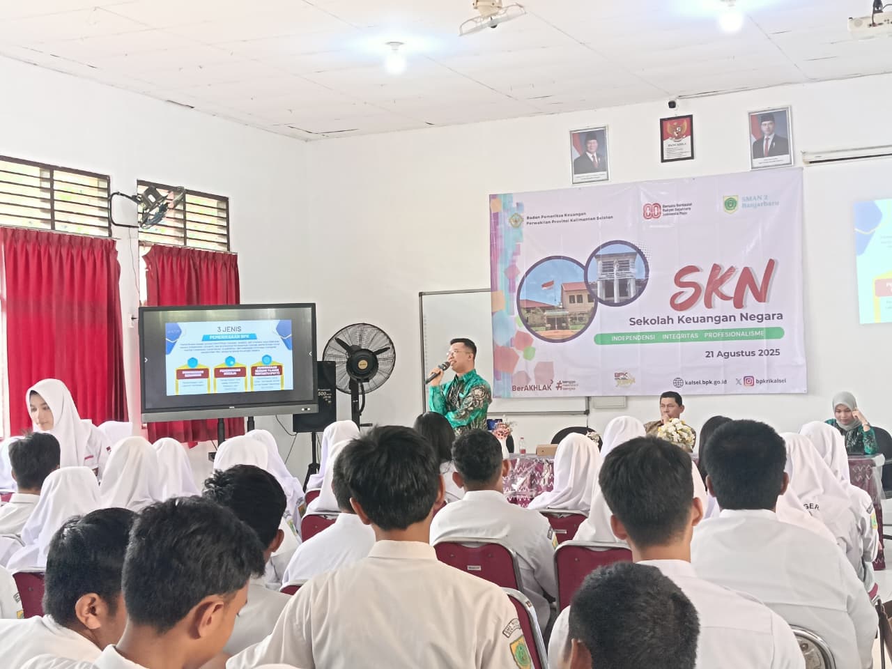 SOSIALISASI: Puluhan siswa SMAN 2 Banjarbaru antusias ikuti sosialisasi Sekolah Keuangan Negara yang digelar oleh BPK RI.