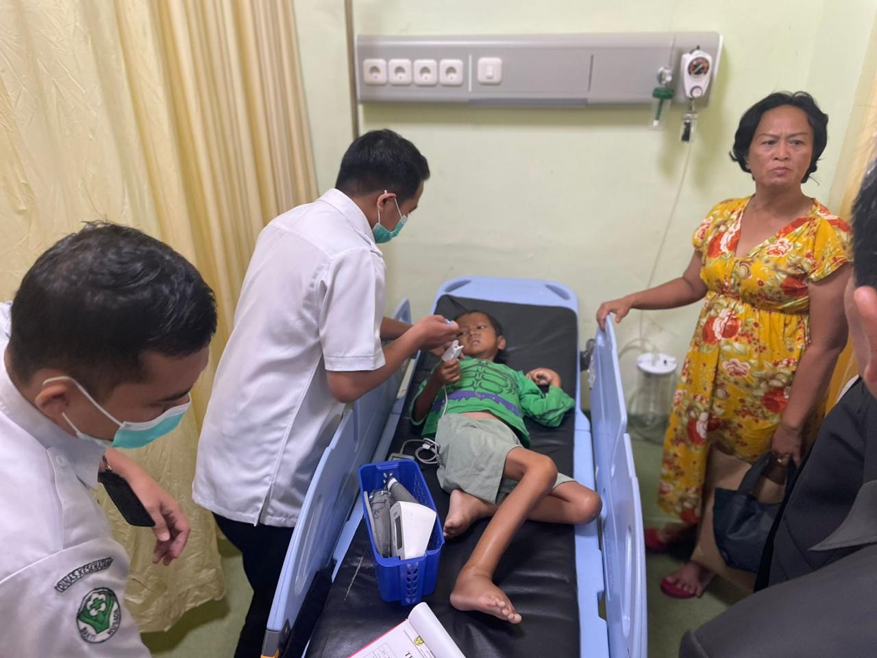 DITANGANI: Petugas medis RSUD Sultan Suriansyah tengah memeriksa kondisi Mahendra Joko Jatmiko (10), bocah asal Teluk Tiram yang menderita kurang gizi berat.