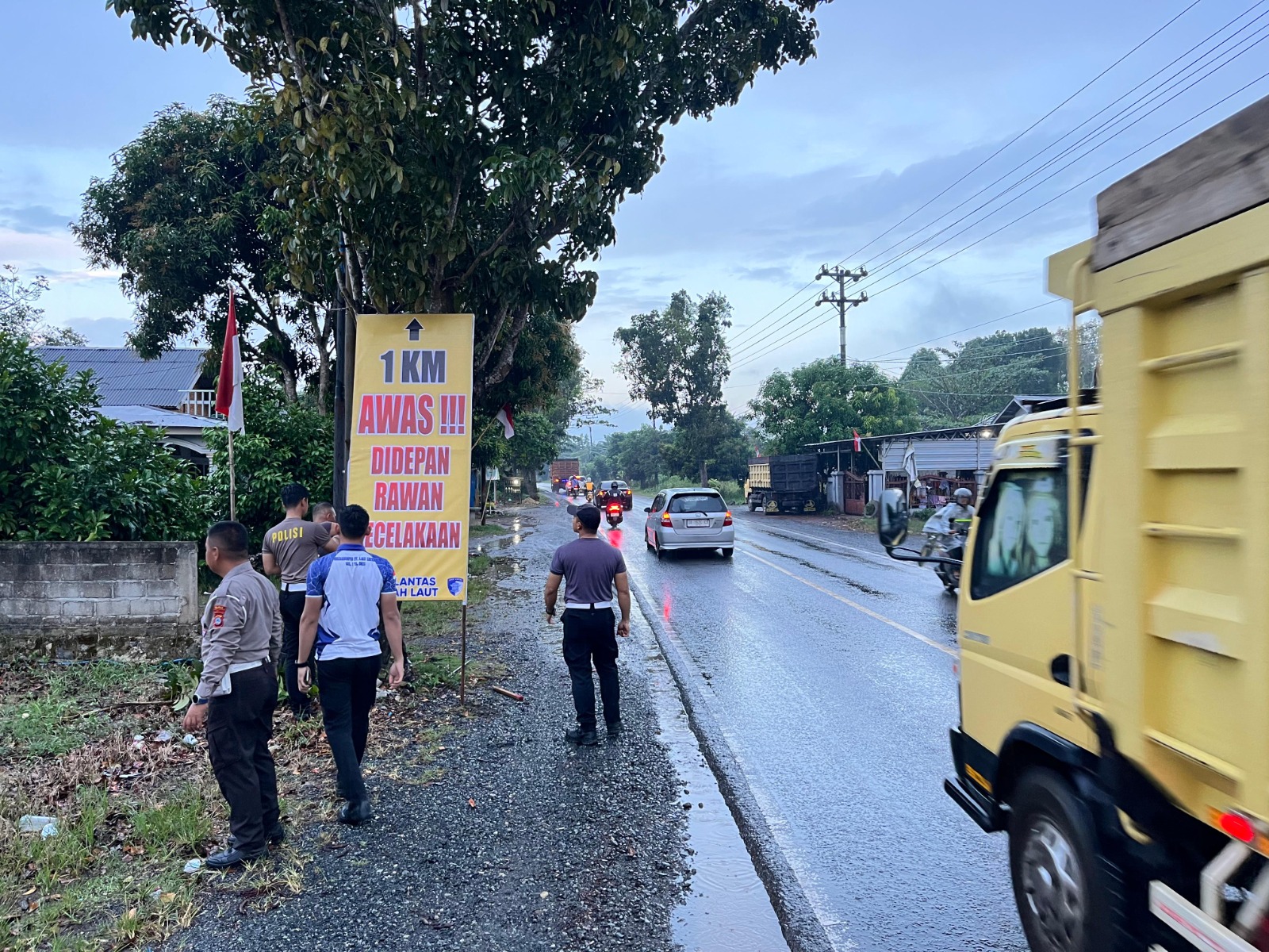 TITIK RAWAN: Personil Satlantas Polres Tala memasang baliho di titik rawan laka di jalan-jalan di Kabupaten Tala.