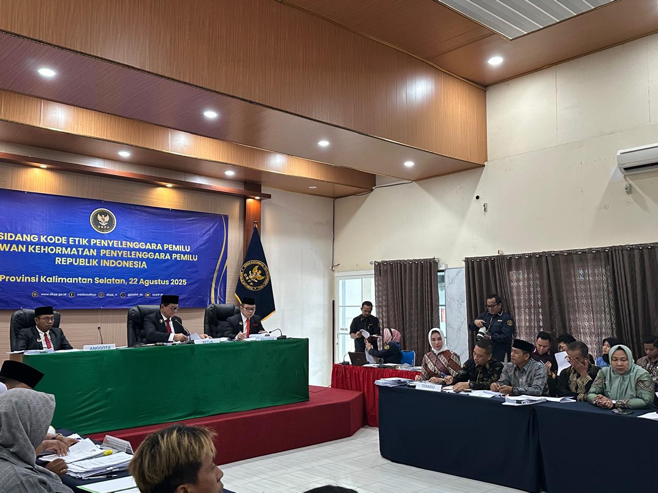 BERI PENJELASAN: Lima Komisioner KPU Kalsel memberikan keterangan pada sidang etik DKPP RI di Sekretariat Bawaslu Kalsel pada Jumat (22/8/2025), terkait perkara pencabutan status LPRI Kalsel.