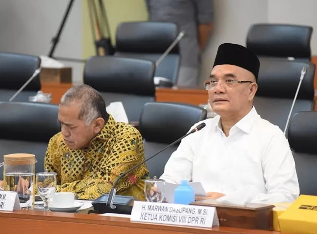 DI SENAYAN: Ketua Komisi VIII DPR Marwan Dasopang (kanan).