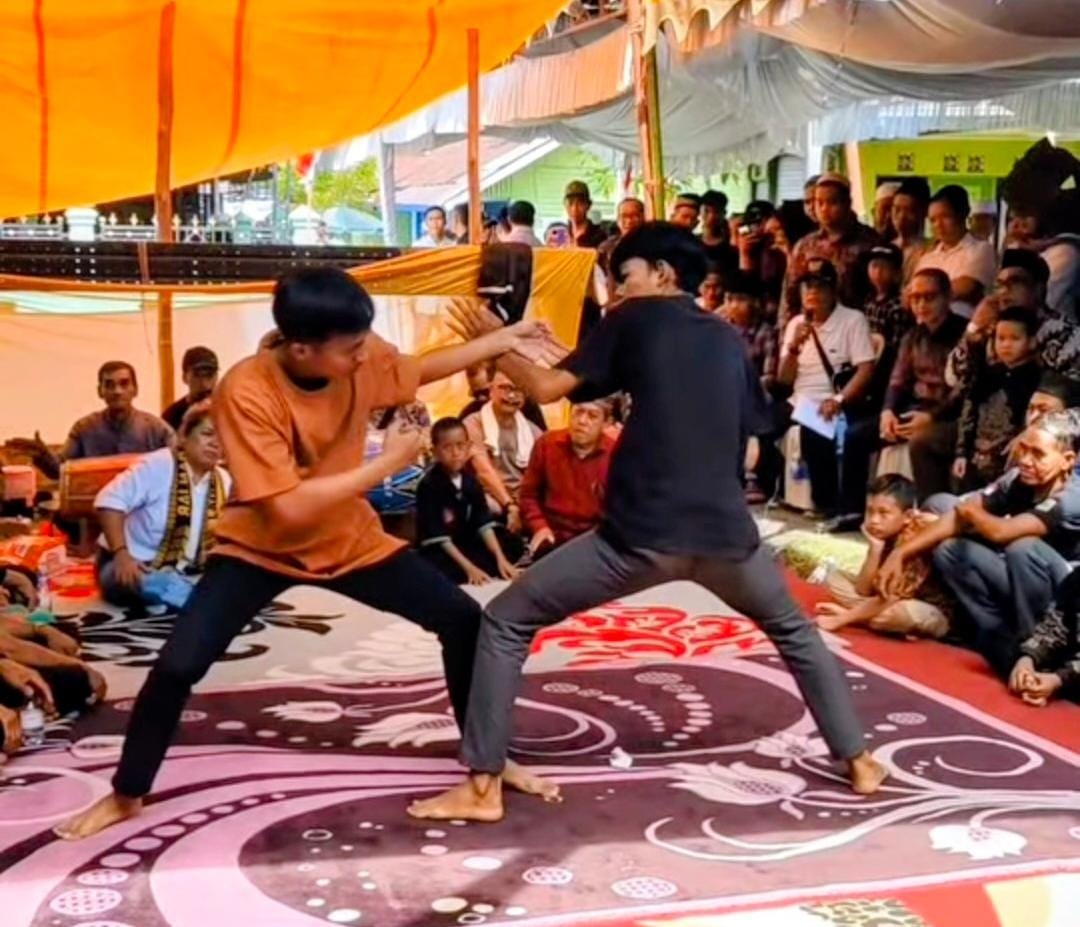MEMUKAU: Atraksi dua pemain Bakuntau menghibur warga Desa Pakacangan, Kecamatan Amuntai Utara, Kabupaten Hulu Sungai Utara.