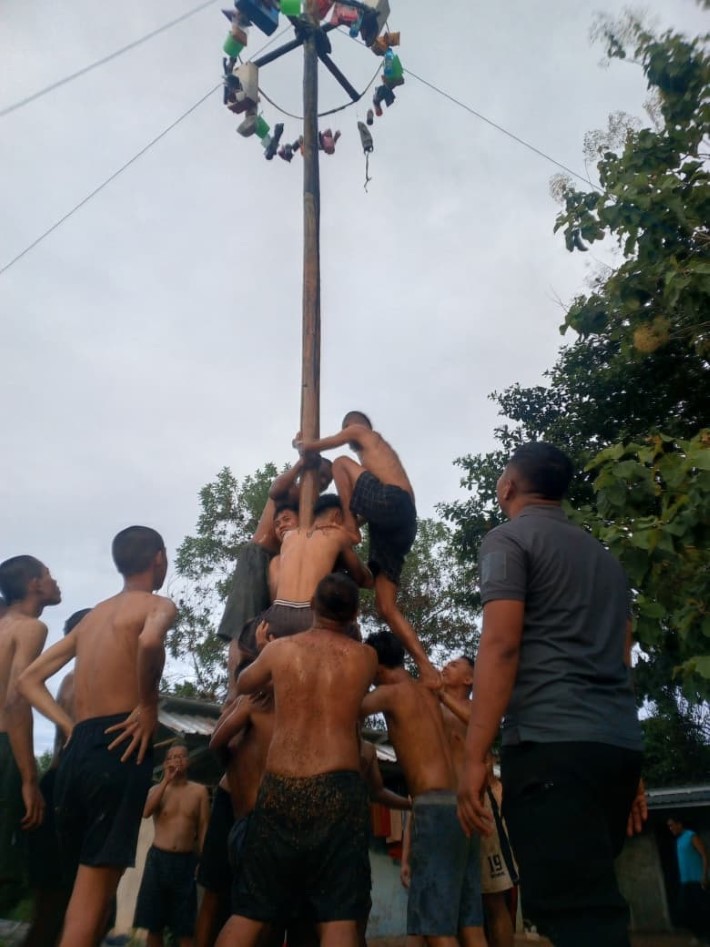 LOMBA: Para pasien Yayasan Pemulihan dan Rehabilitasi (YPR) Kobra Kalsel saat mengikuti lomba Agustusan, Senin (18/8) siang.