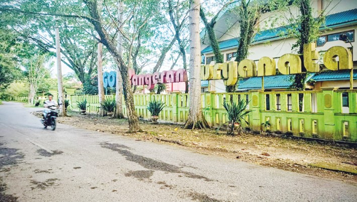SEJUK: Gelanggang Olahraga Pangeran Suryanata, merupakan kompleks olahraga terpusat di Kota Amuntai. Lokasinya ada di Desa Karias Kecamatan Amuntai Tengah Kabupaten Hulu Sungai Utara.