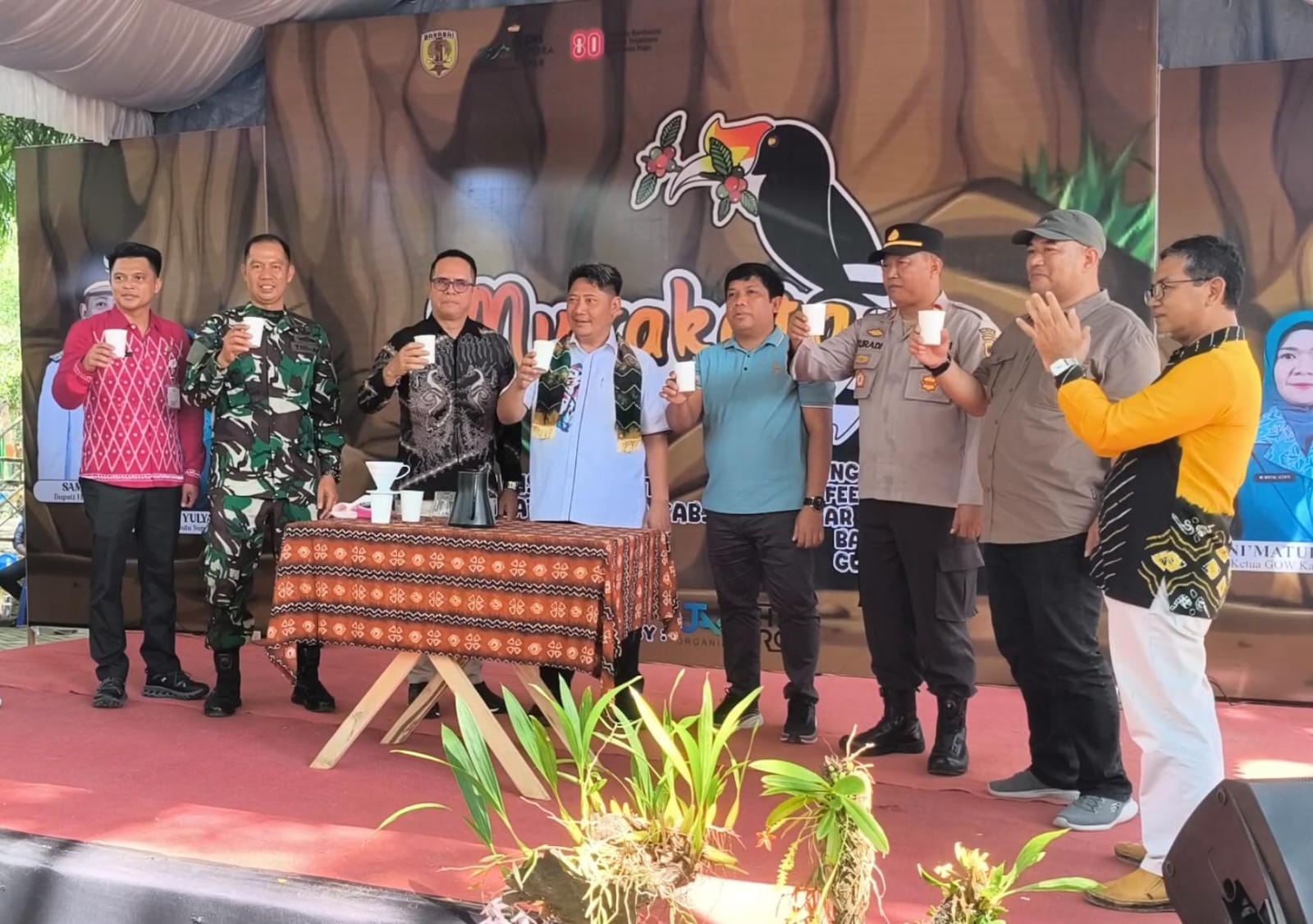 MEMBUKA:Bupati Kabupaten HST, Samsul Rizal (baju putih) membuka acara Murakata Coffee Festival 2025 di Wisata Pagat, Batu Benawa, Sabtu (23/8/2025).