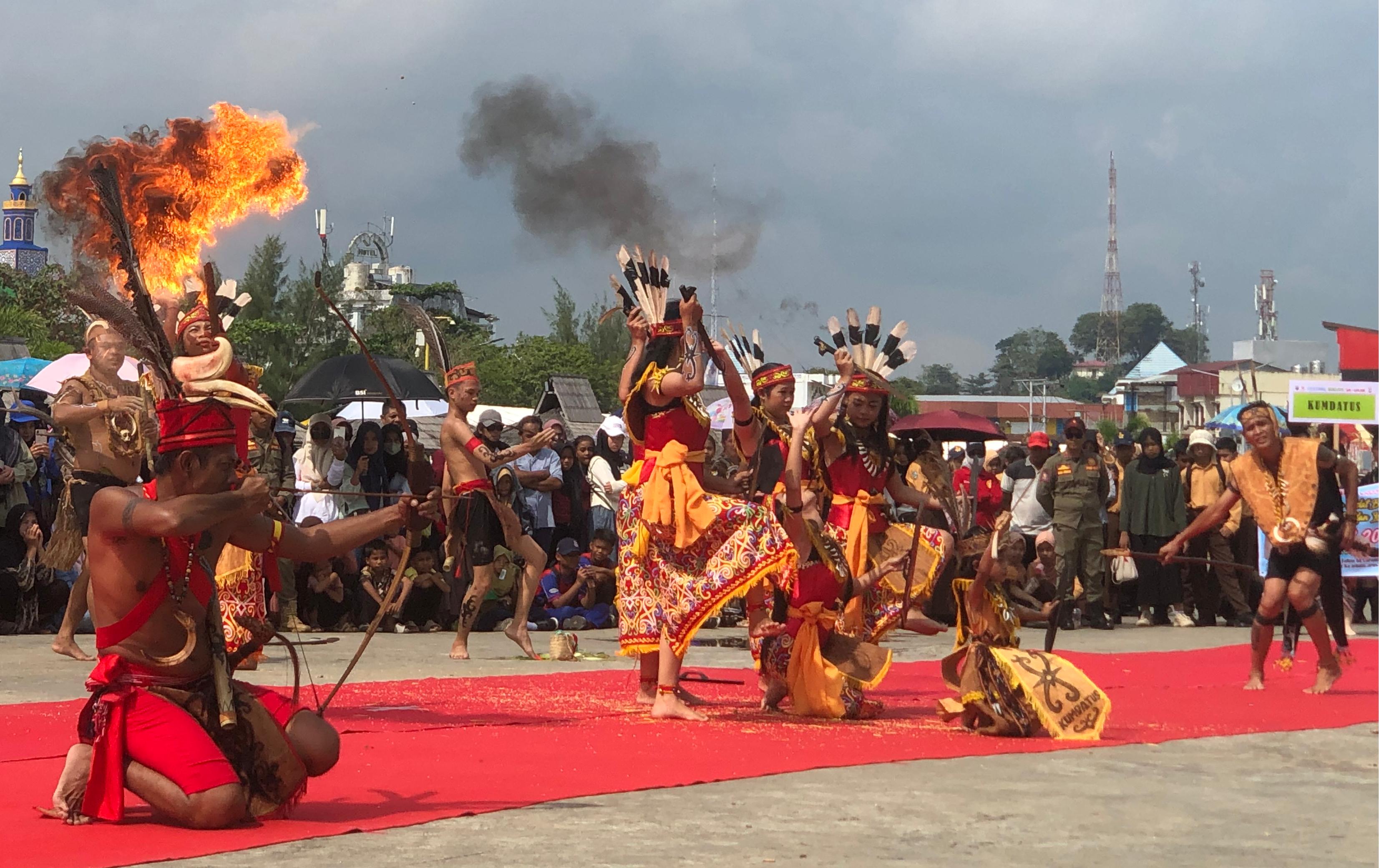 MEMUKAU:Penampilan Suku Dayak di Festival Budaya Saijaan (FBS) Kotabaru, Sabtu (23/8/2025).