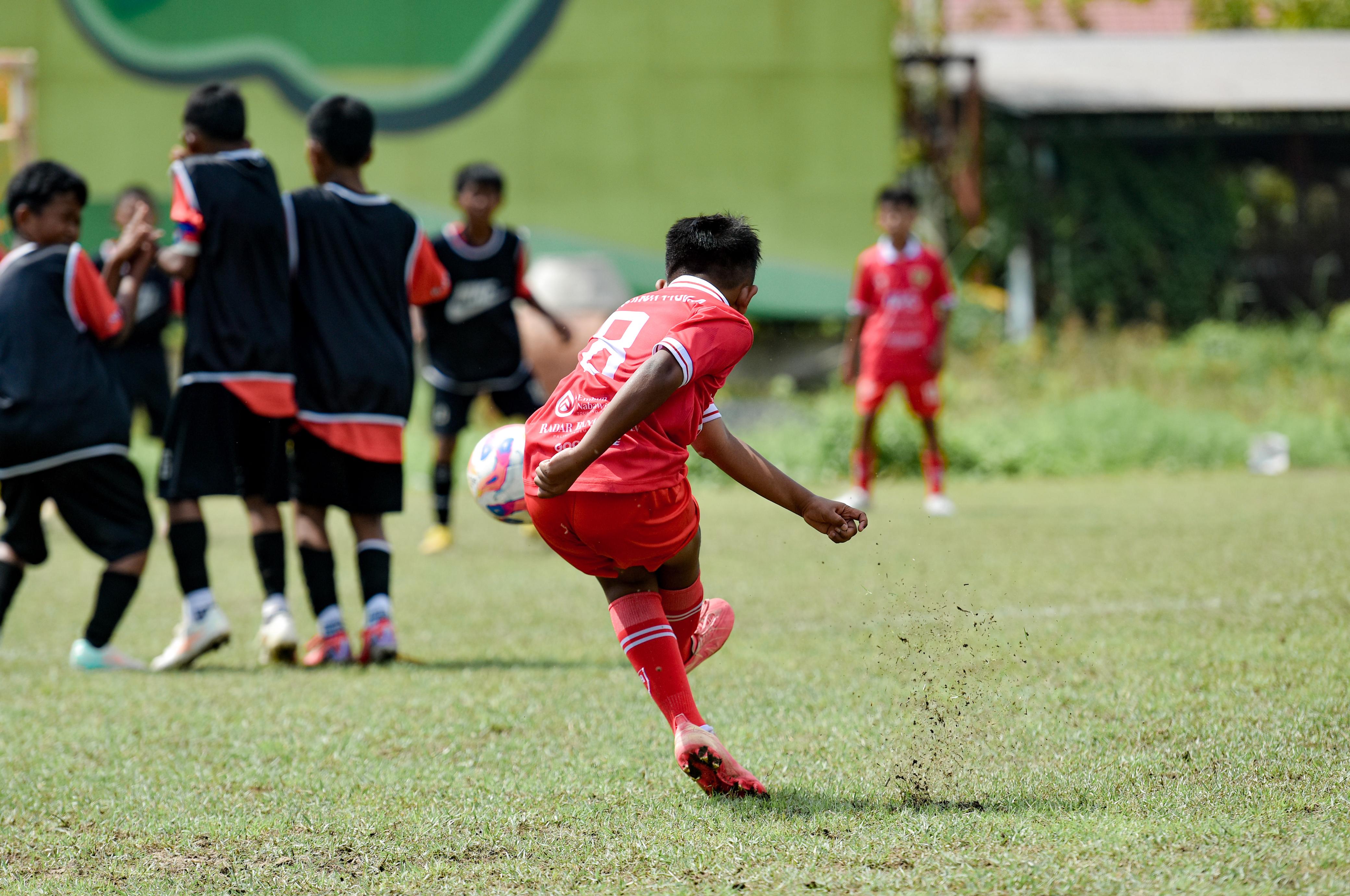 FREE KICK:Suasan pertandingan Piala Menpora 2025 regional Banjarmasin di Lapangan Sepak Bola Kayutangi, Banjarmasin, Sabtu (23/8/2025).