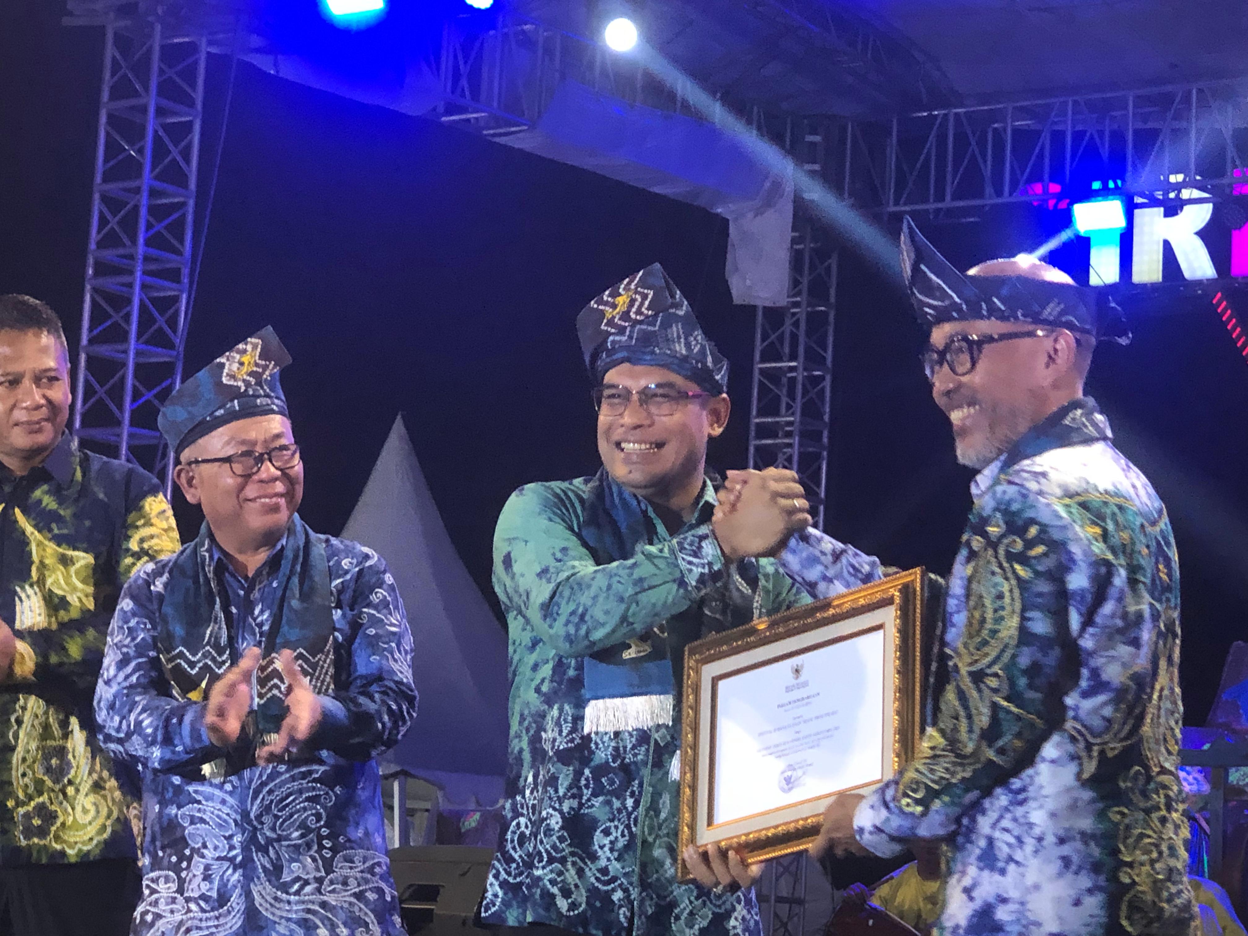 SENANG:Kementrian Pariwisata RI memberikan penghargaan langsung ke Pemkab Kotabaru atas masuknya FBS ke KEN.