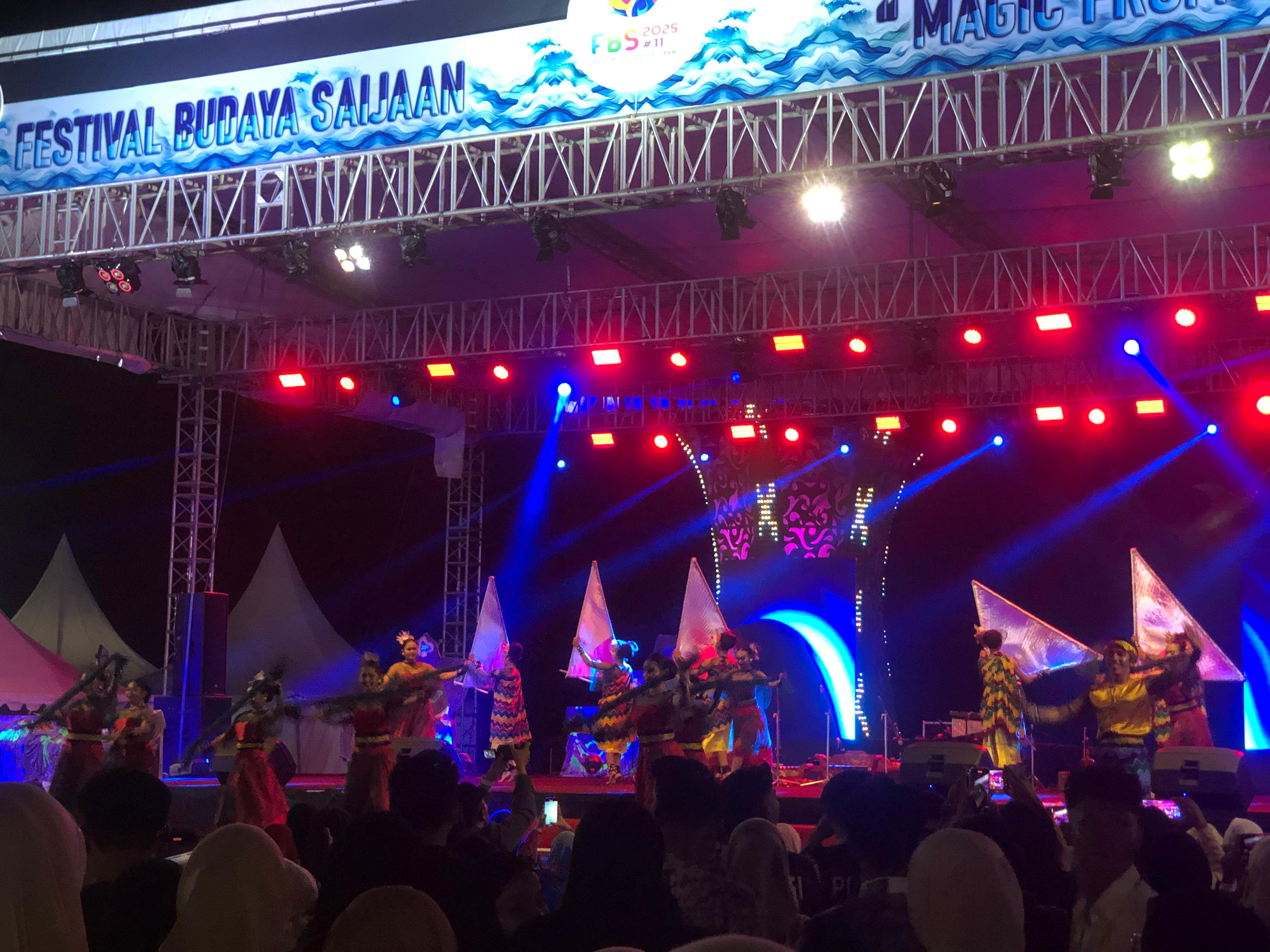 MERIAH:Penampilan mini kolosal Suku Bajau Samah di Festival Budaya SaIjaan (FBS) 2025 di Siring Laut Kotabaru, Sabtu (23/8/2025) malam.