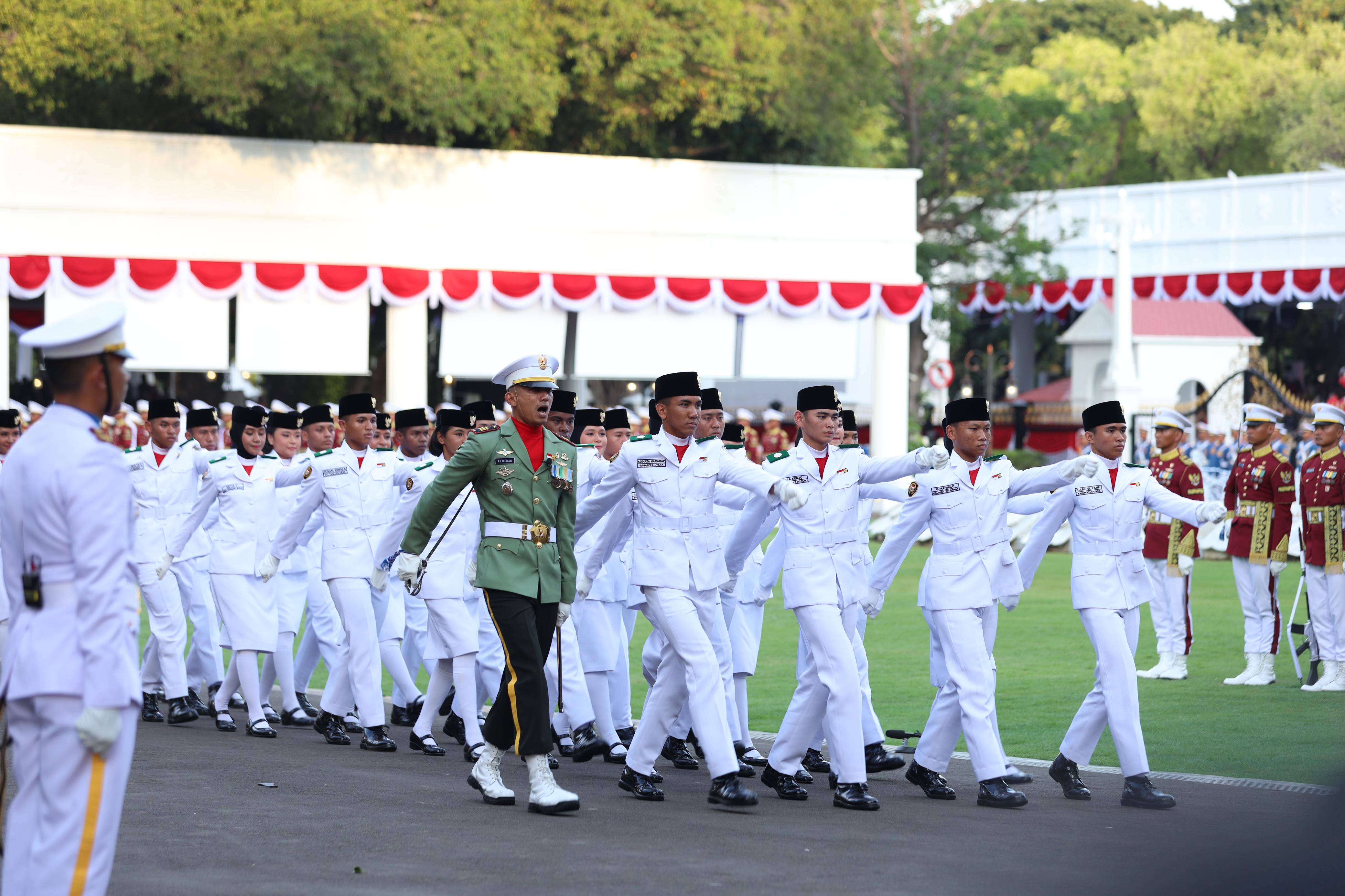 PASKIBRAKA: Alvina bertugas mengibarkan bendera merah putih di Istana Negara pada momen hari Kemerdekaan RI ke-80. Foto Alvina for Radar Banjarmasin