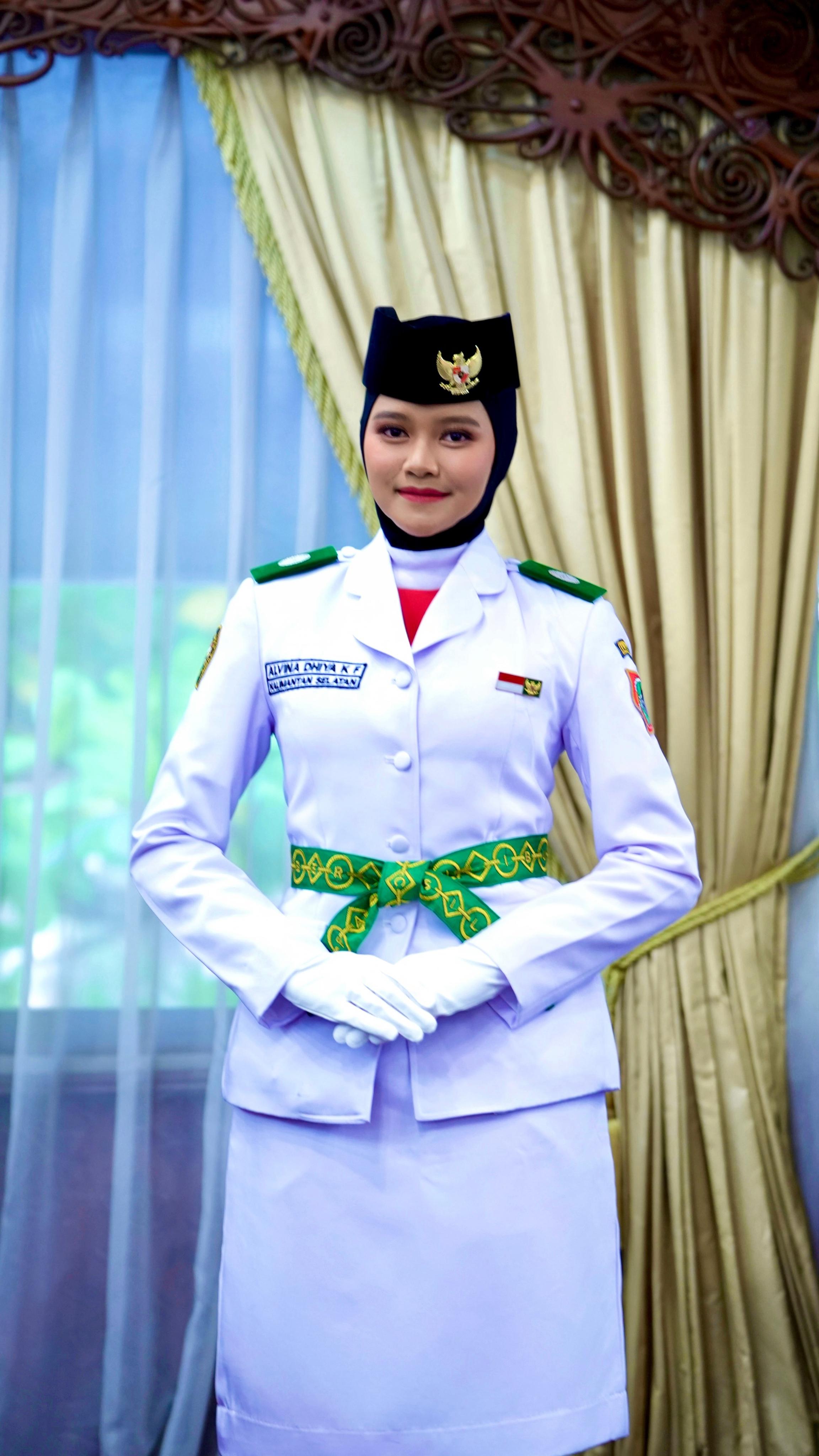 BANGGA: Alvina saat mengenakan seragam untuk bertugas mengibarkan bendera merah putih di Istana Negara pada momen hari Kemerdekaan RI ke-80. Foto Alvina for Radar Banjarmasin